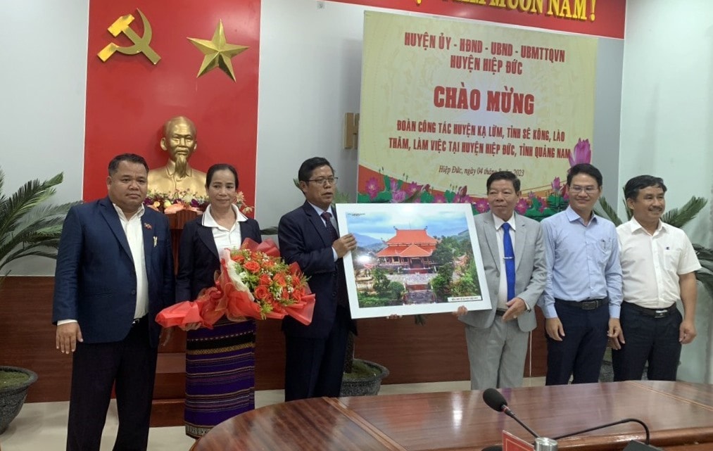 Kaleum leaders giving a picture to Hiep Duc