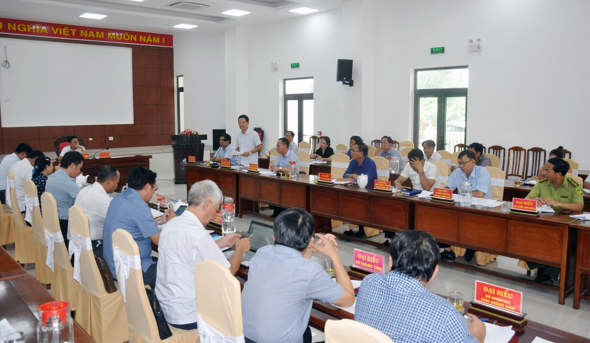 Đoàn công tác của HĐND tỉnh giám sát tình hình thực hiện Nghị quyết 07 tại huyện Phước Sơn. Ảnh: N.Đ