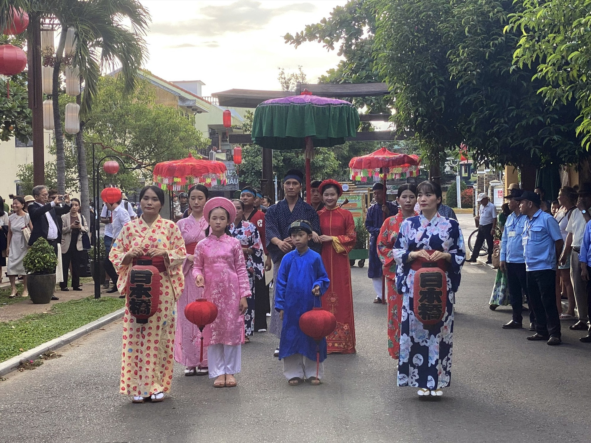 Tái hiện đám rước Công nữ Ngọc Hoa và thương nhân Nhật Bản Araki Sotaro, tiết mục mang dấu ấn của mỗi sự kiện Giao lưu Văn hóa Hội An - Nhật Bản . Ảnh: K.L
