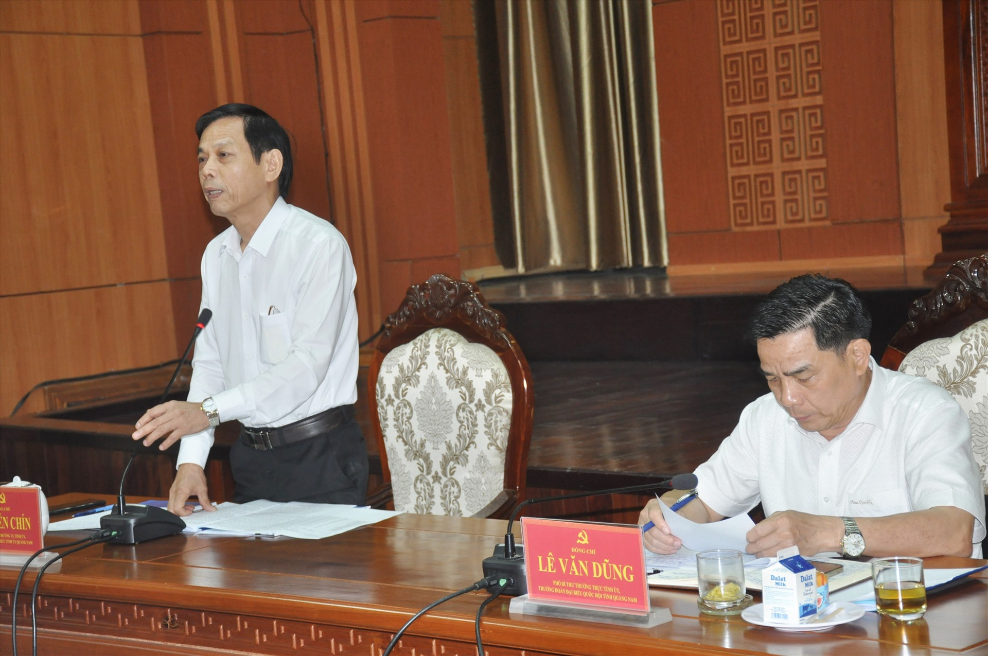Trưởng ban Tổ chức Tỉnh ủy Nguyễn Chín điều hành hội nghị thảo luận. Ảnh: N.Đ