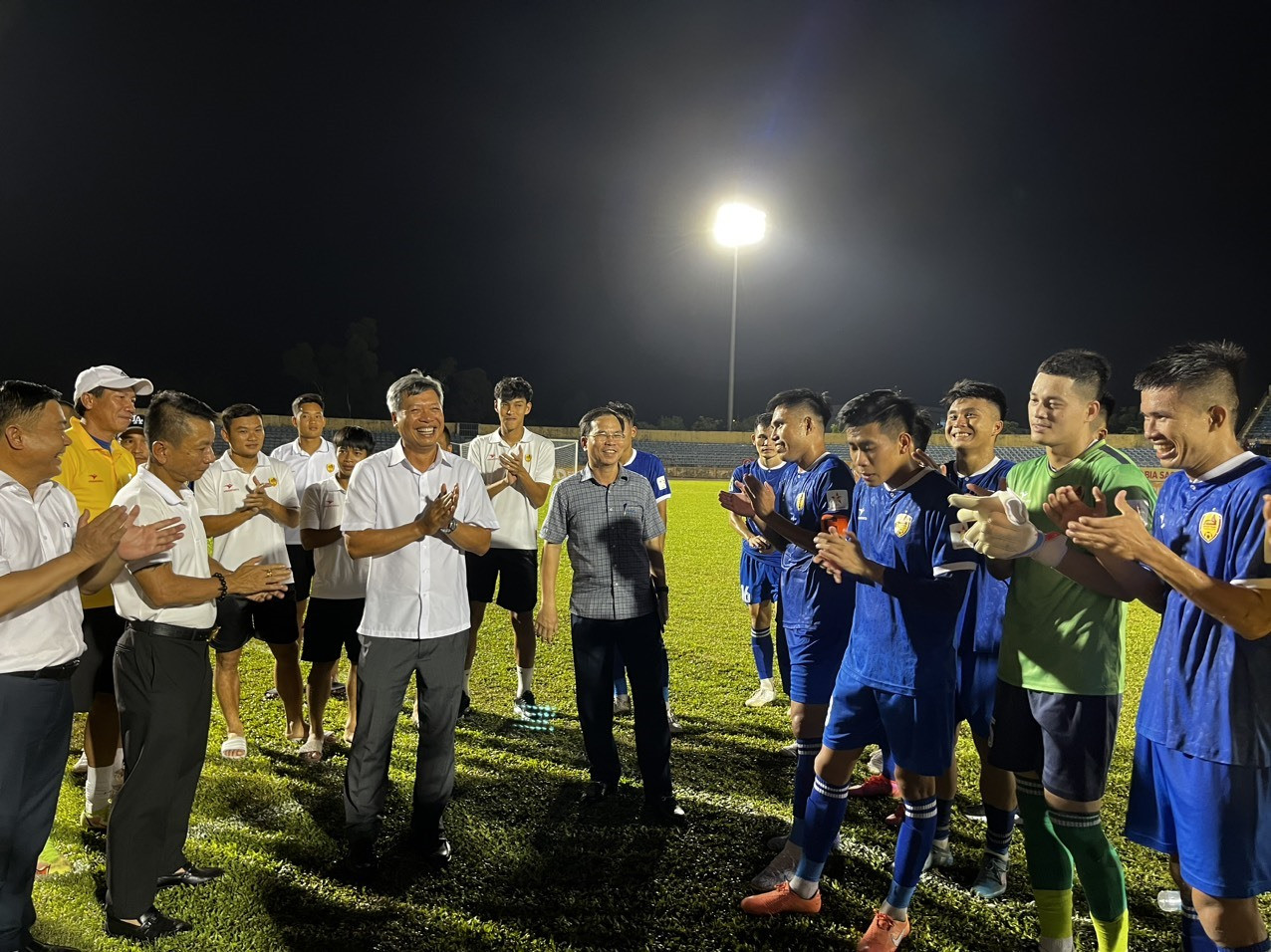 Phó Chủ tịch UBND tỉnh Hồ Quang Bửu xuống sân chúc mừng chiến thắng của đội nhà.