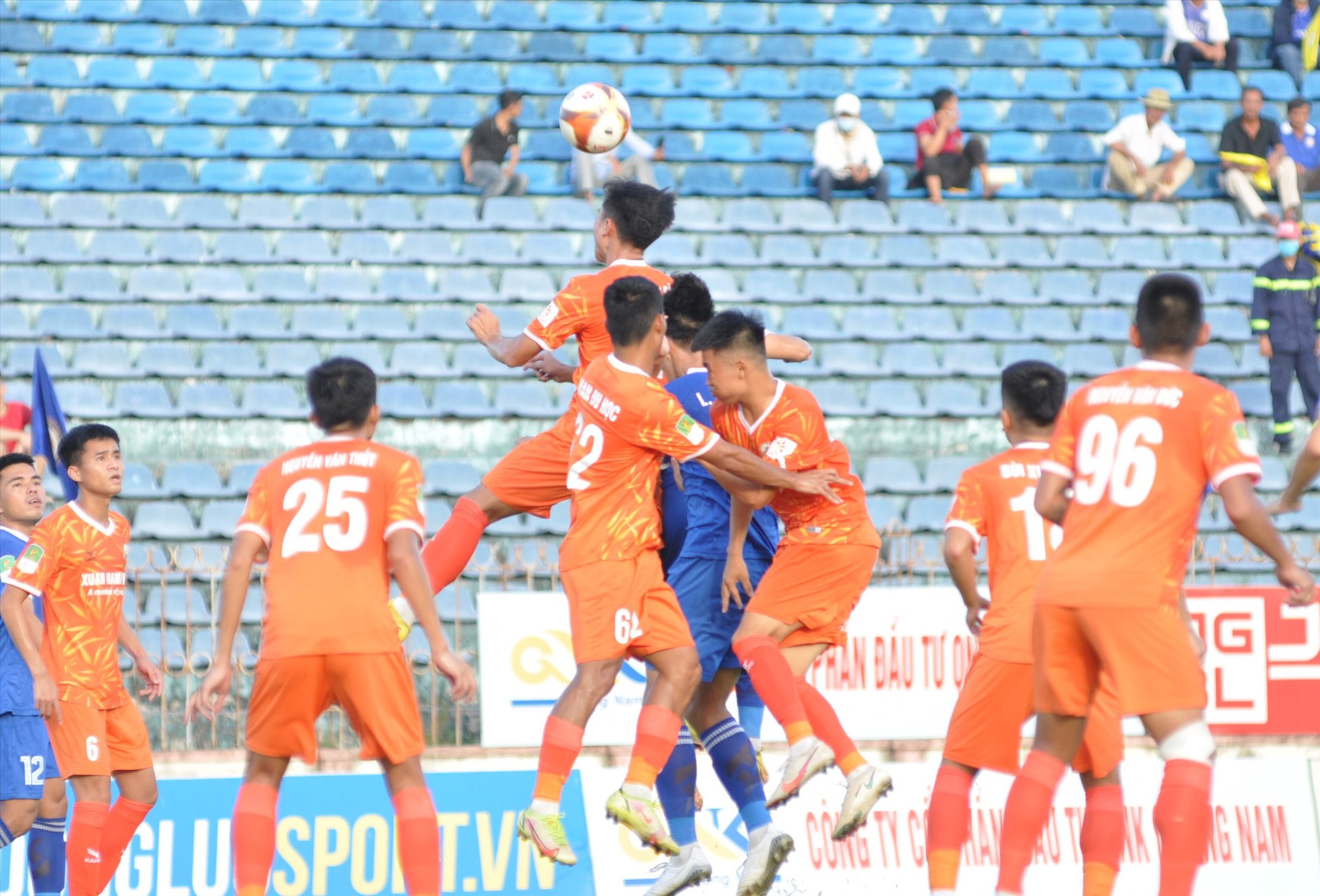 Các cầu thủ Phù Đồng (áo cam) bao vây trung vệ Văn Hưng trong pha bóng bổng từ quả phạt góc. Ảnh: T.V