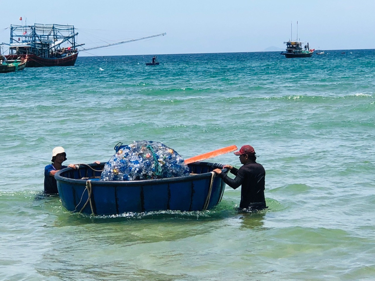 Sau mỗi chuyến biển, các tàu mang về bờ khoảng từ 30 đến 50 kg rác thải.