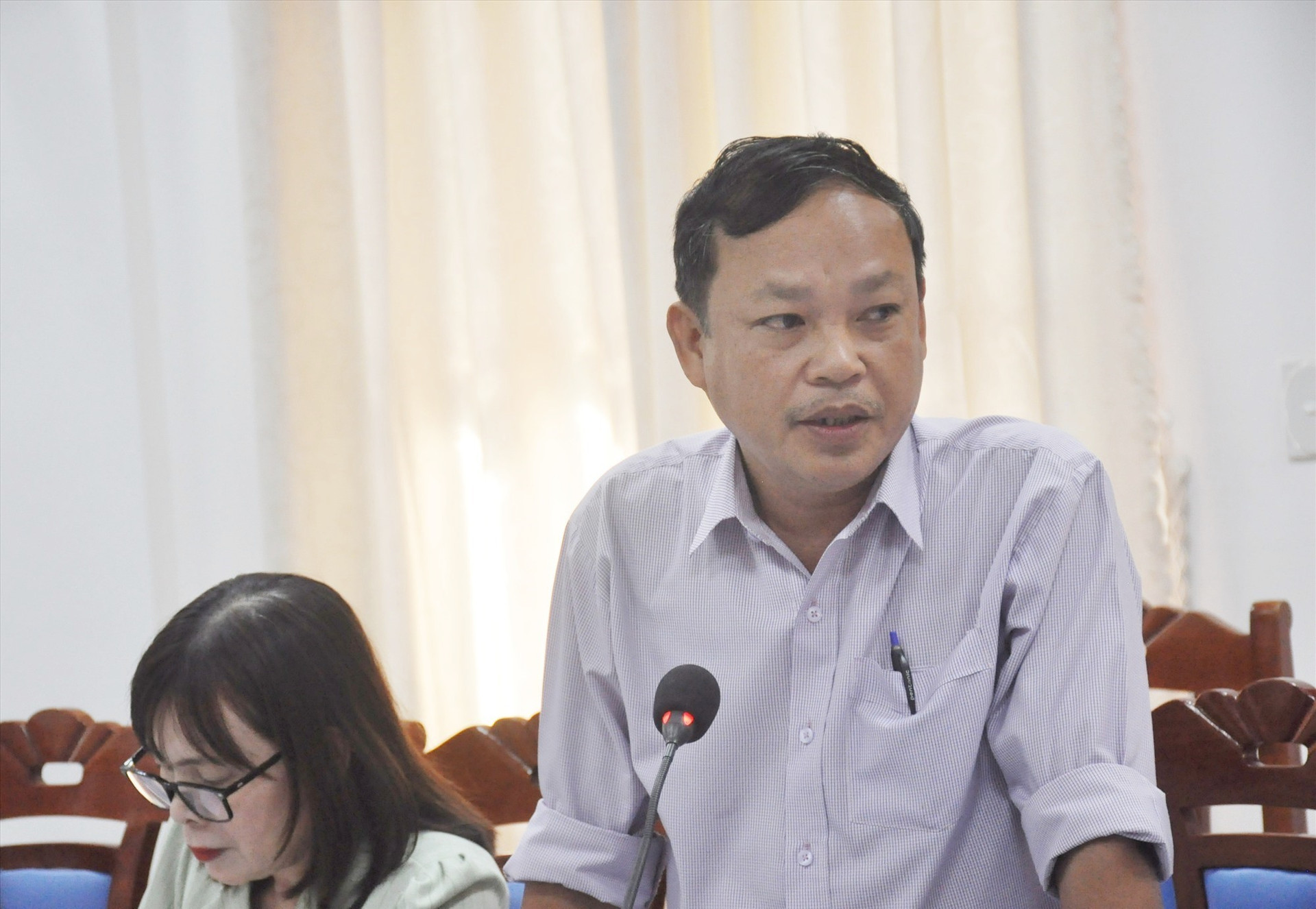 Ông Nguyễn Đình Thông - Trưởng phòng TN-MT huyện Bắc Trà My thông tin về tình hình thực hiện Nghị quyết 07 của HĐND tỉnh trên địa bàn. Ảnh: N.Đ
