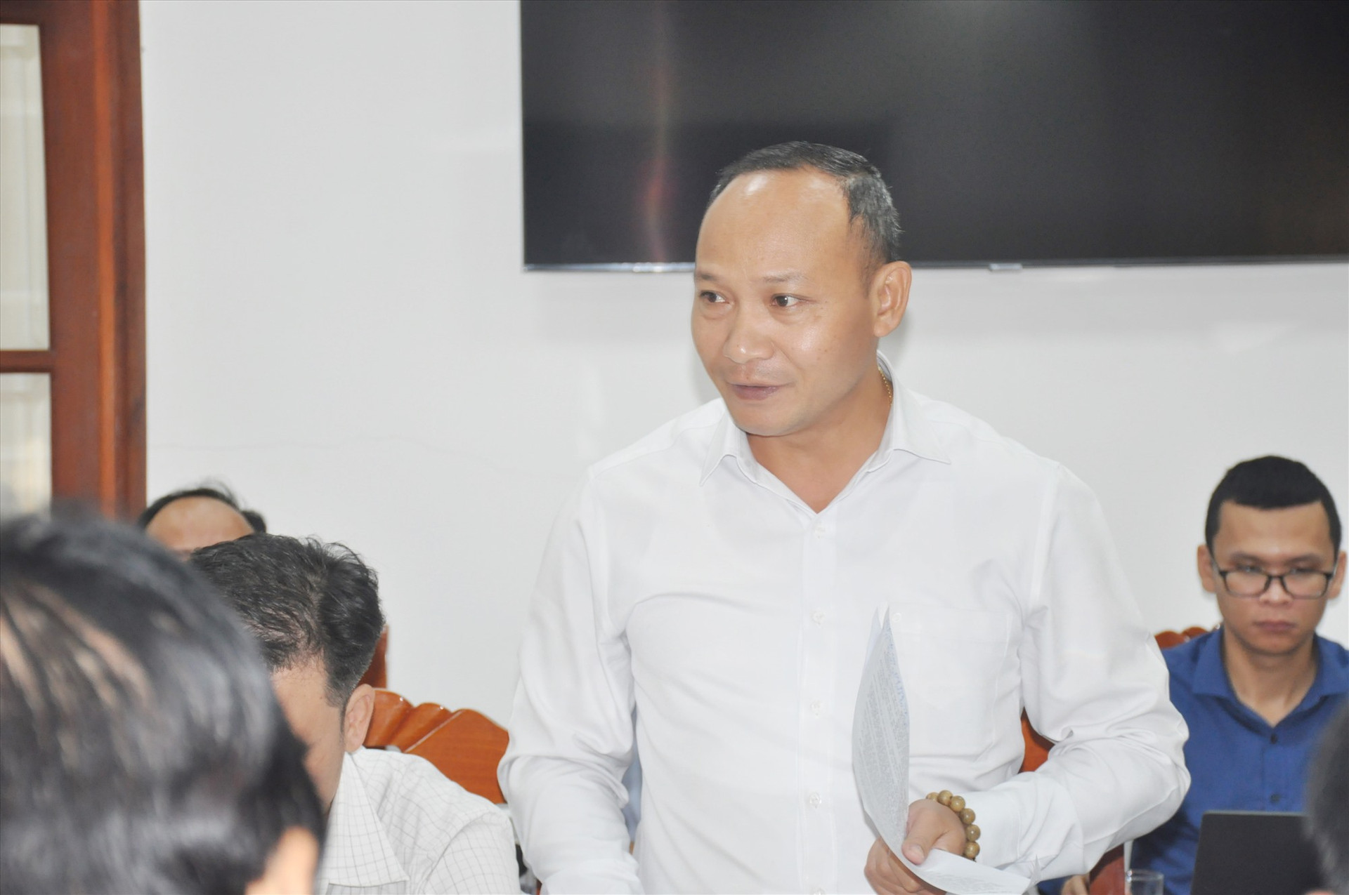 Ông Đinh Văn Hươm - Trưởng ban Dân tộc HĐND tỉnh trao đổi về các nội dung theo kế hoạch giám sát. Ảnh: N.Đ