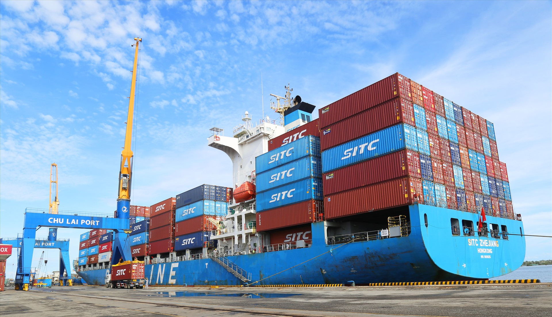 Tinh bột sắn của công ty APFCO được đóng container và xuất khẩu tại cảng Chu Lai.