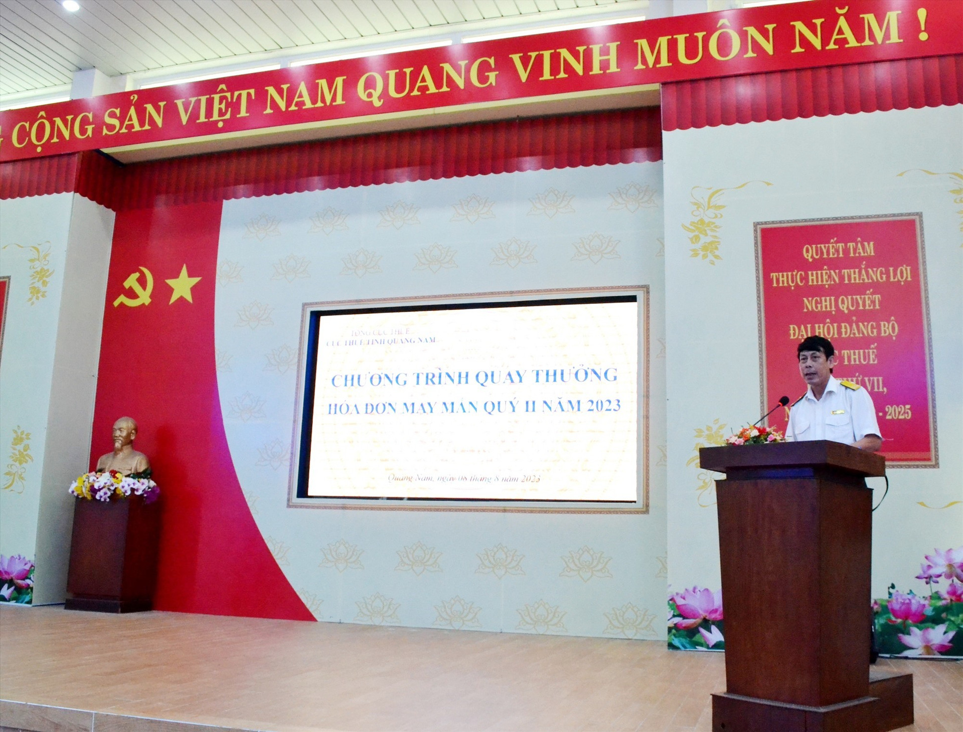 Ông Lương Đình Đường - Phó Cục trưởng Cục Thuế Quảng Nam phát biểu tại chương trình quay thưởng “Hóa đơn may mắn” quý II.2023. Ảnh: Q.VIỆT