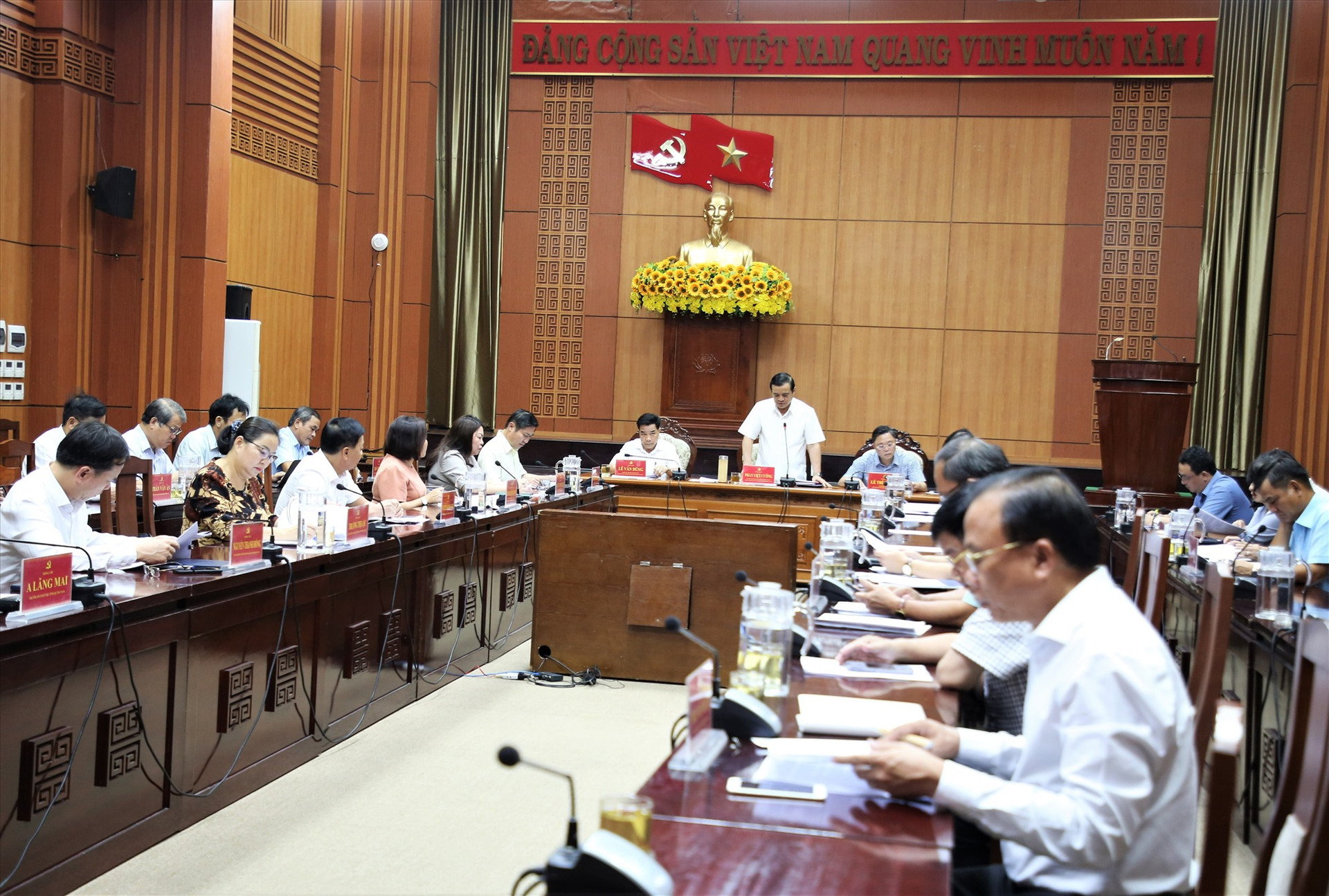 Quang cảnh phiên họp thứ 3 của Ban Chỉ đạo về xây dựng và phát triển vùng Tây tỉnh Quảng Nam. Ảnh: A.N