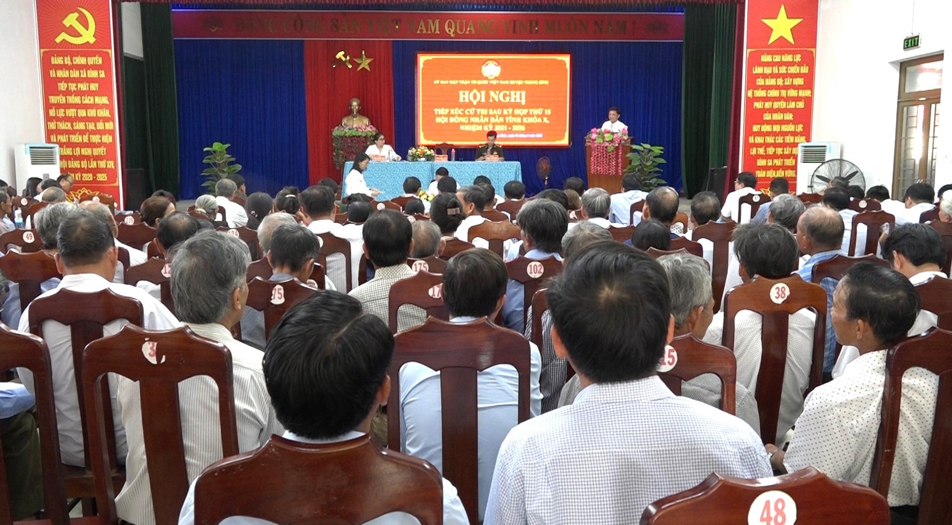 Quang cảnh buổi tỉnh tiếp xúc cử tri của đại biểu HĐND tỉnh với cử tri các xã cánh Trung và cánh Đông huyện Thăng Bình. Ảnh: MT