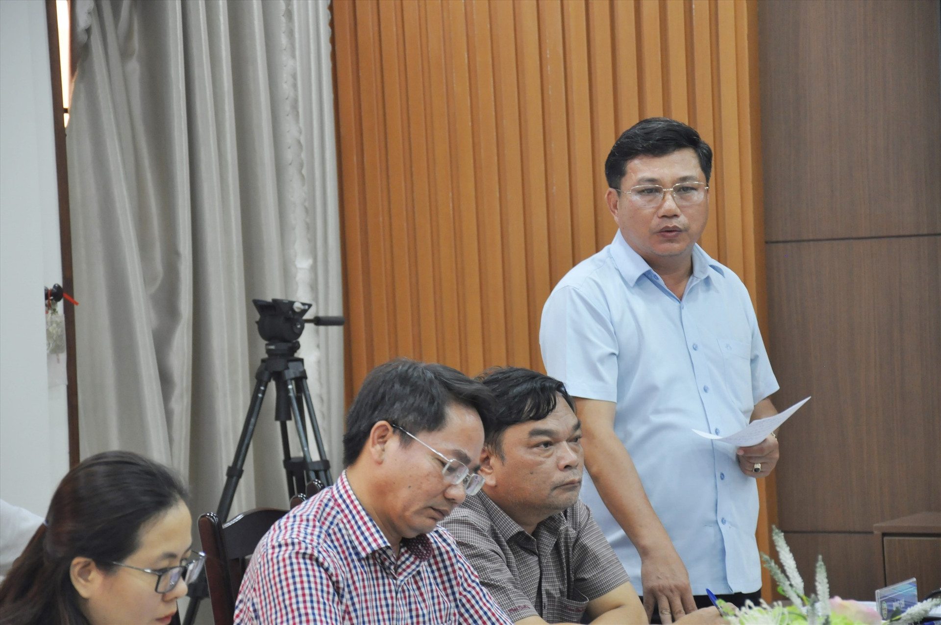 Thành viên đoàn giám sát đặt vấn đề cần làm rõ từ UBND huyện Tiên Phước và ngành chuyên môn địa phương. Ảnh: N.Đ