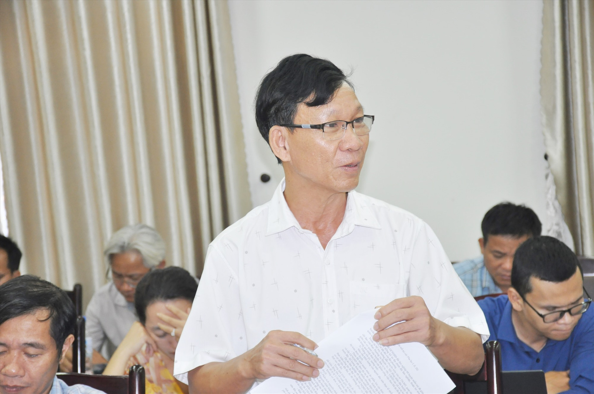 Đại diện UBND huyện Tiên Phước báo cáo tình hình thực hiện Nghị quyết 07 của HĐND tỉnh. Ảnh: N.Đ