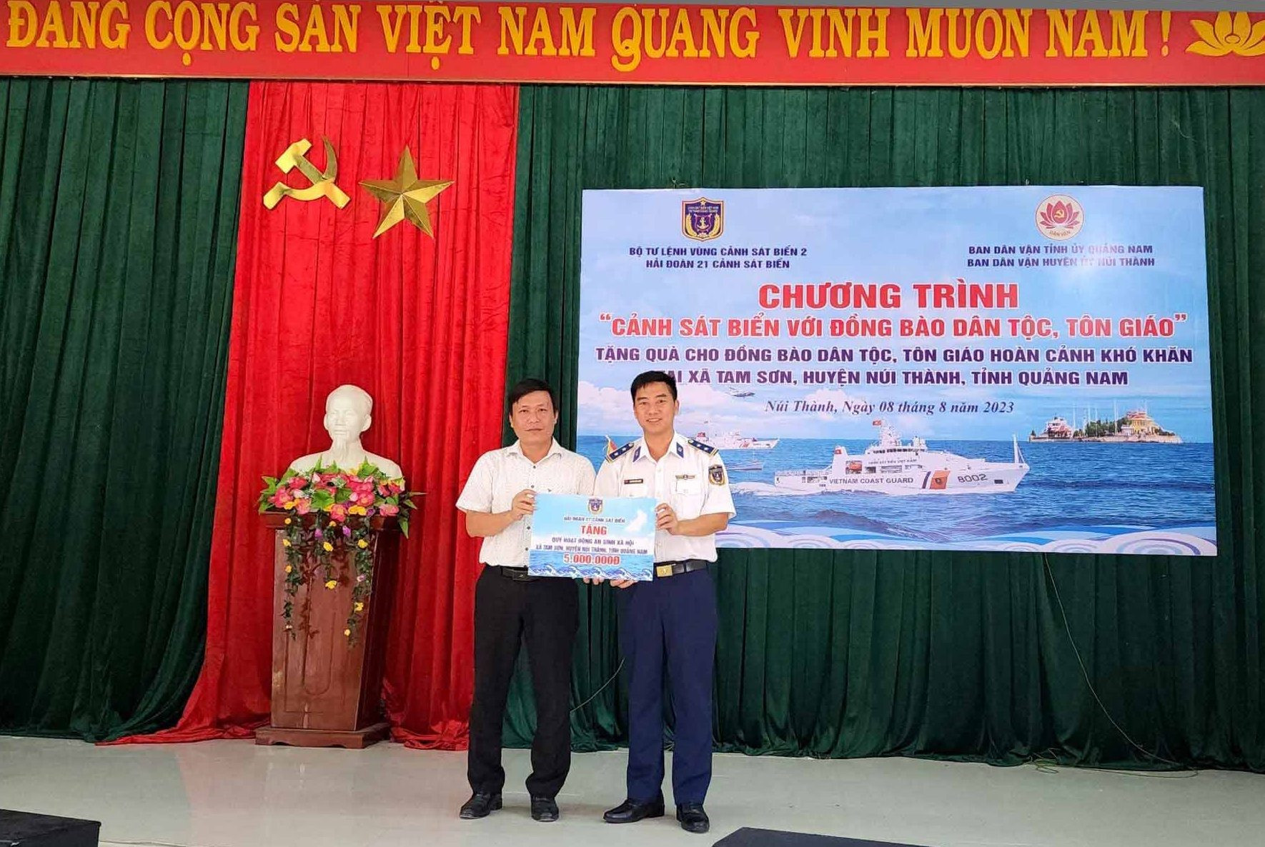 Trao tặng 5 triệu đồng cho quỹ hoạt động an sinh xã hội của xã Tam Sơn. Ảnh: H.N