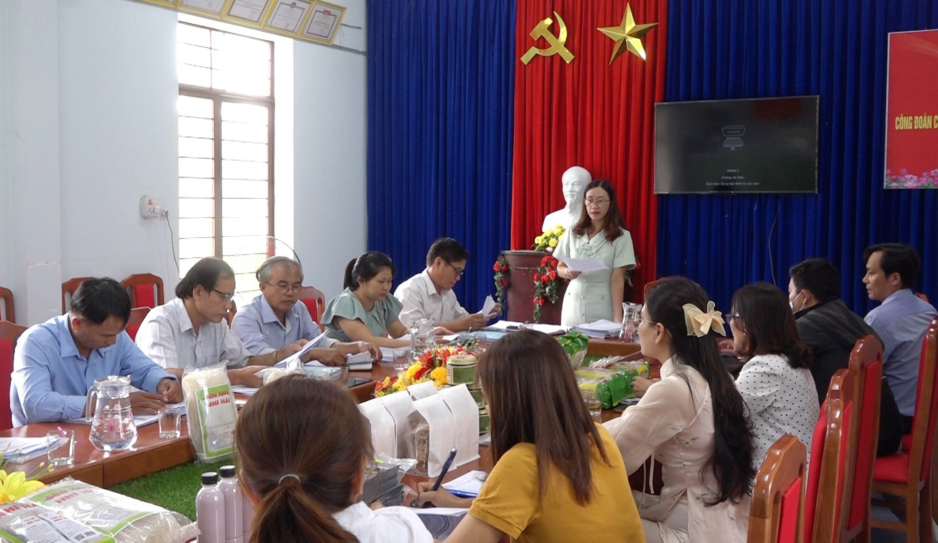Quang cảnh buổi họp đánh giá, bình chọn sản phẩm công nghiệp nông thôn tiêu biểu huyện Thăng Bình năm 2023. Ảnh: MT