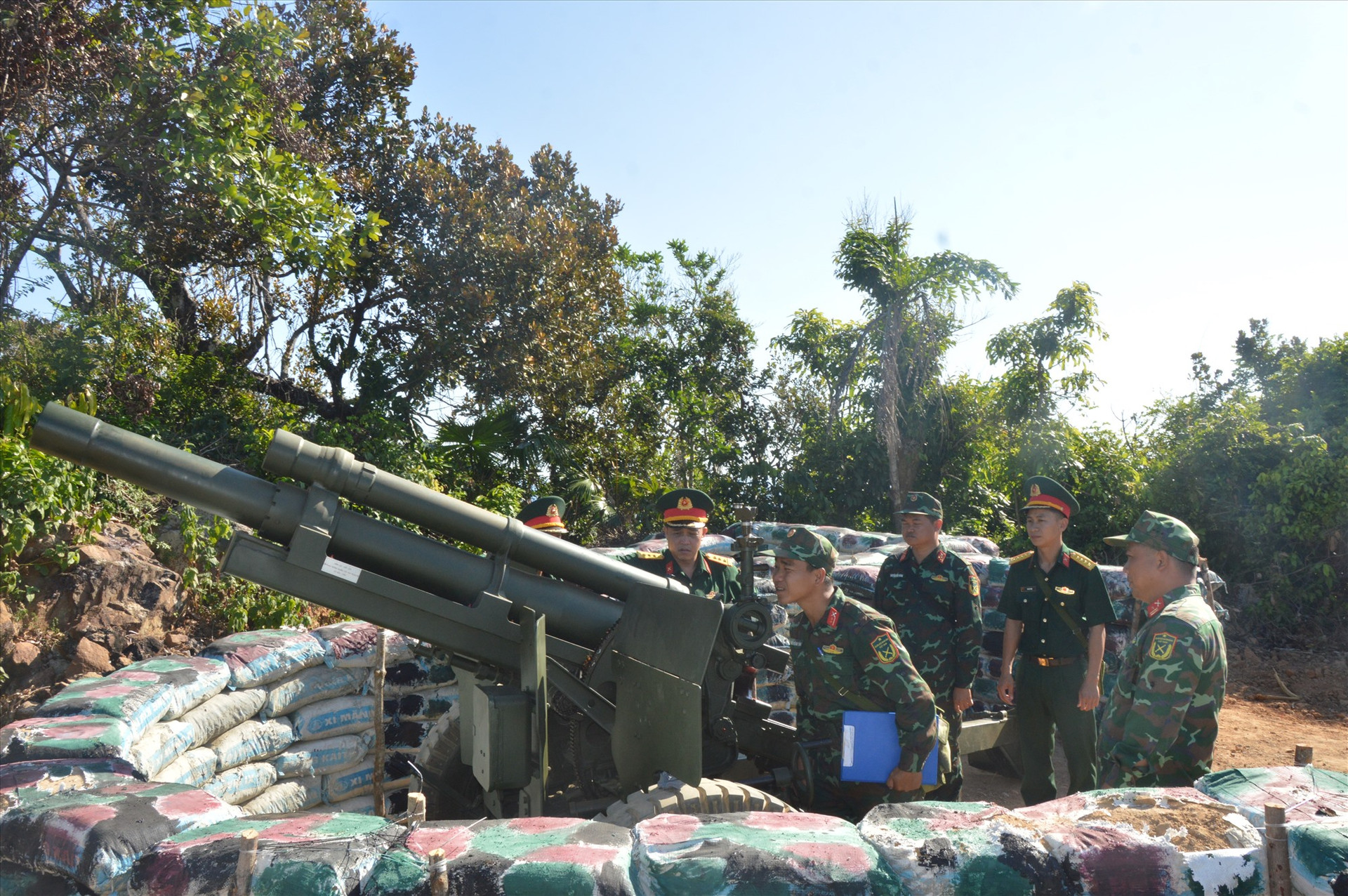 Thượng ta Trần Hữu Ích, Phó CHT kiêm TMT Bộ CHQS tỉnh kiểm tra công tác chuẩn bị thực hành băn các phân đội pháo.