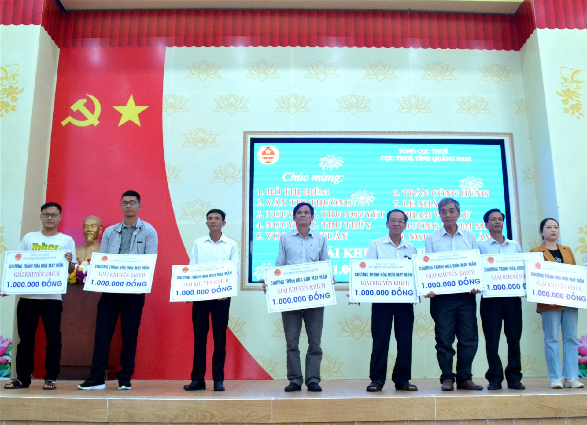 Cục Thuế Quảng Nam trao thưởng các cá nhân, hộ kinh doanh trúng thưởng trong chương trình “Hóa đơn may mắn” tổ chức hồi tháng 5/2023. Ảnh: NGUYỄN QUANG