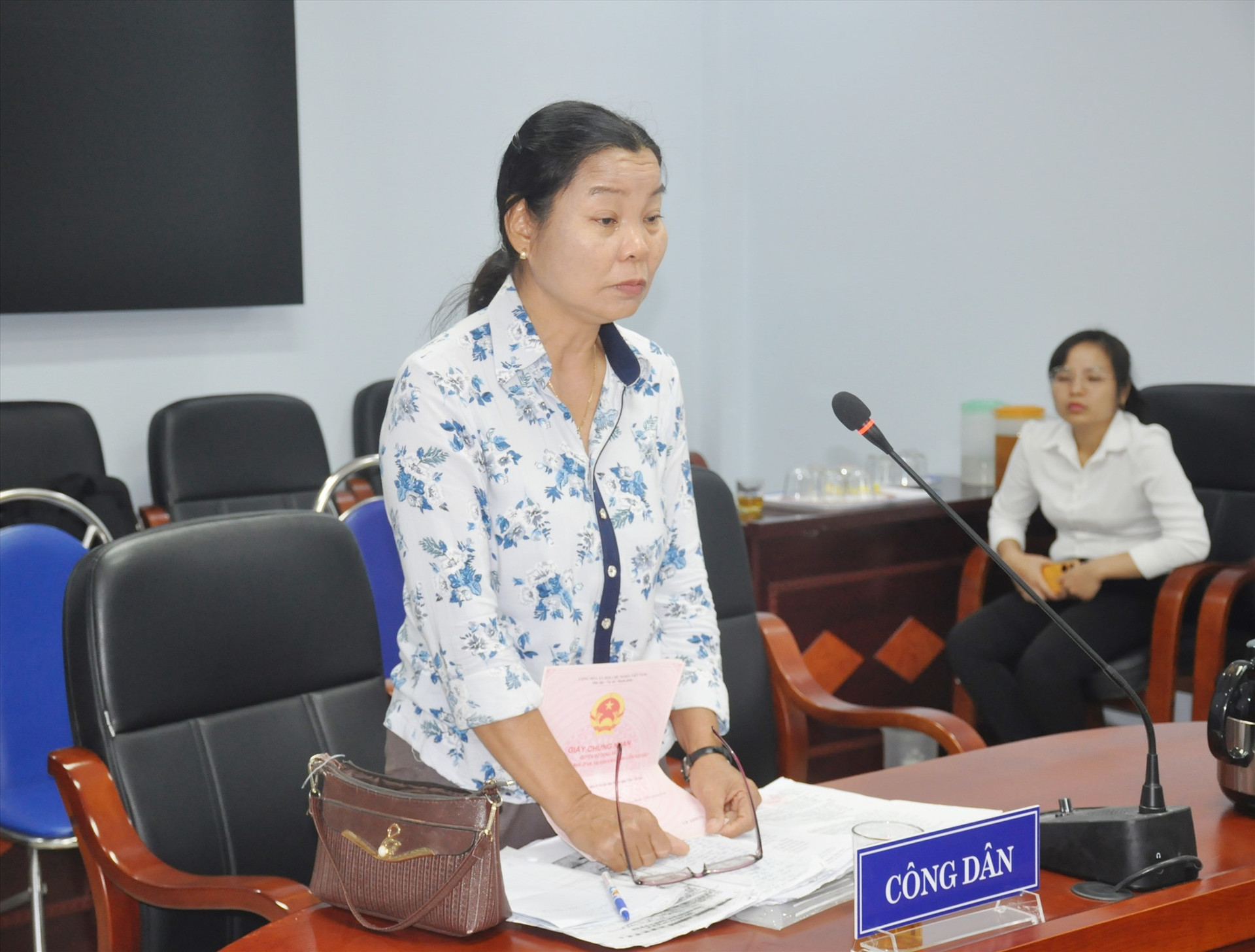 Bà Phạm Thị Thau phản ánh nội dung vụ việc tại buổi tiếp dân định kỳ tháng 8/2023 của Đoàn ĐBQH tỉnh. Ảnh: N.Đ