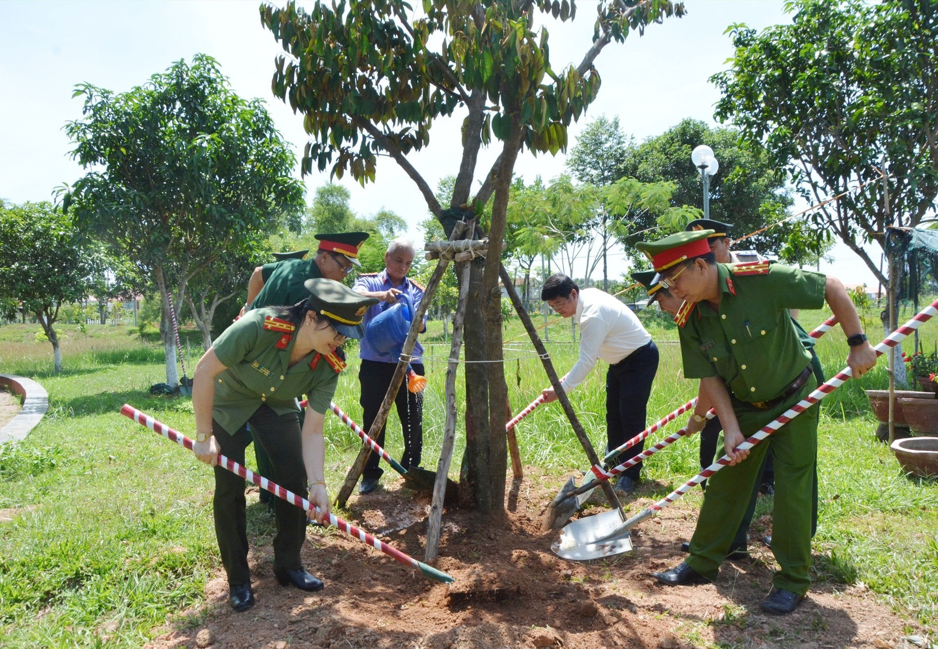 Đại diện hai Khối thi đua tổ chức trồng cây lưu niệm tại khuôn viên khu vườn Nhà lưu niệm cố Thủ tướng Phạm Văn Đồng.