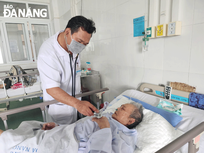 Chuyển đổi số giúp nâng cao hiệu quả trong hoạt động khám, chữa bệnh. Trong ảnh: Khám bệnh cho bệnh nhân điều trị tại Bệnh viện Đà Nẵng. Ảnh: PHAN CHUNG
