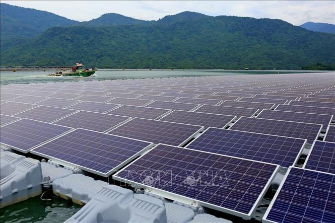Những tấm pin mặt trời của nhà máy điện mặt trời nổi được lắp đặt trên mặt hồ thuỷ điện Đa Mi. Ảnh minh họa: Ngọc Hà/TTXVN