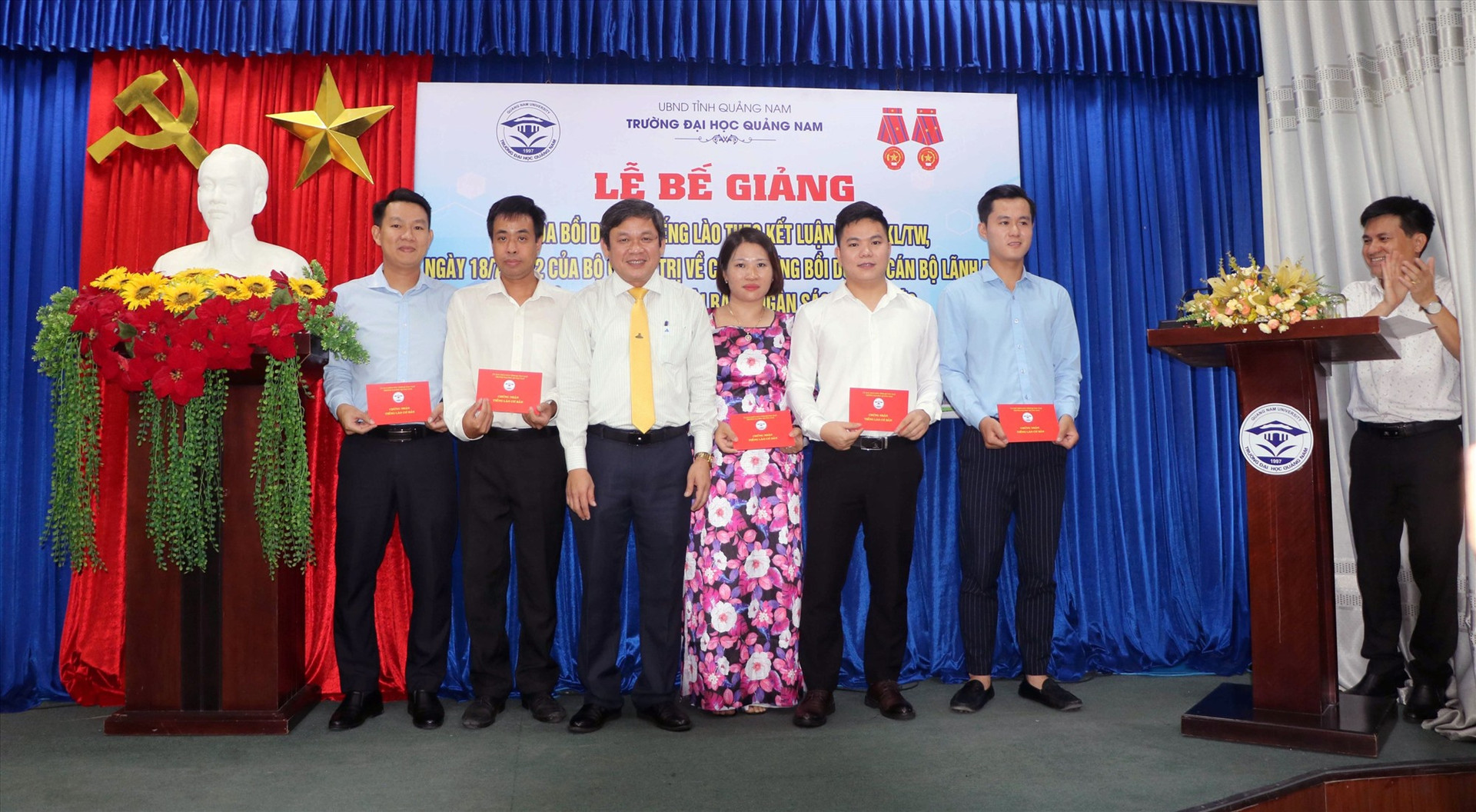 PGS.TS. Huỳnh Trọng Dương trao chứng nhận hoàn thành chương trình bồi dưỡng tiếng Lào cho học viên. Ảnh: CHÂU HÙNG