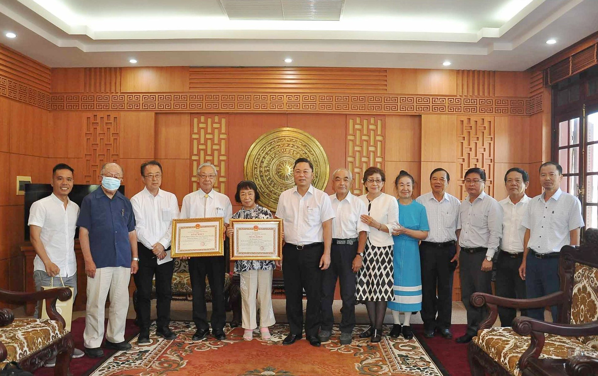 Chủ tịch UBND tỉnh Lê Trí Thanh chụp hình lưu niệm cùng đoàn công tác JVPF Saitama. Ảnh: VINH ANH