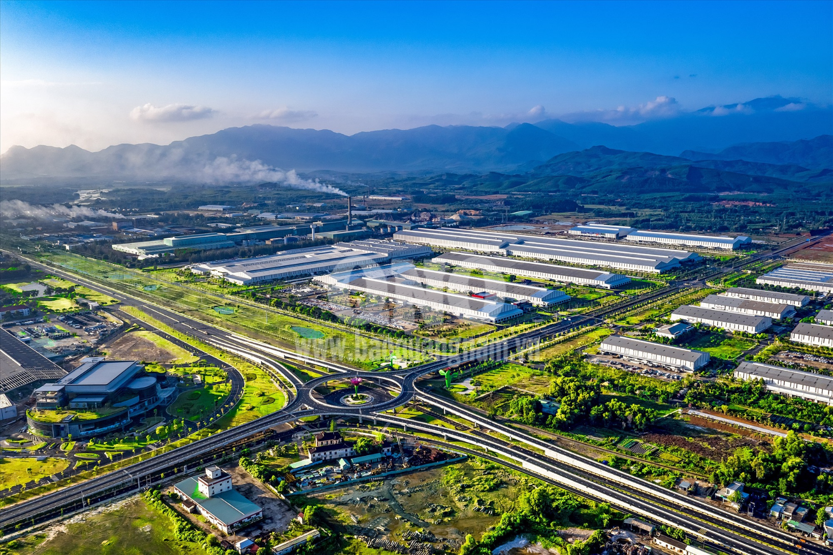 Công nghiệp là đầu tàu kinh kế của địa phương này và của Quảng Nam với Khu kinh tế mở Chu Lai, Khu Công nghiệp Bắc Chu Lai... thu hút hàng trăm nhà đầu tư, doanh nghiệp lớn. Ảnh: UBND huyện Núi Thành.