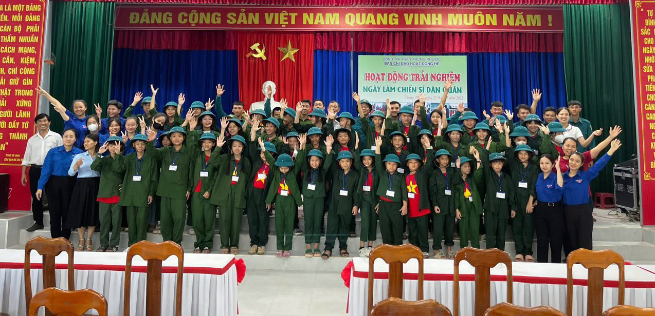Trẻ em thị trấn Trung Phước, Nông Sơn tham gia hoạt động “Ngày làm chiến sĩ” dịp hè 2023. Ảnh: L.P