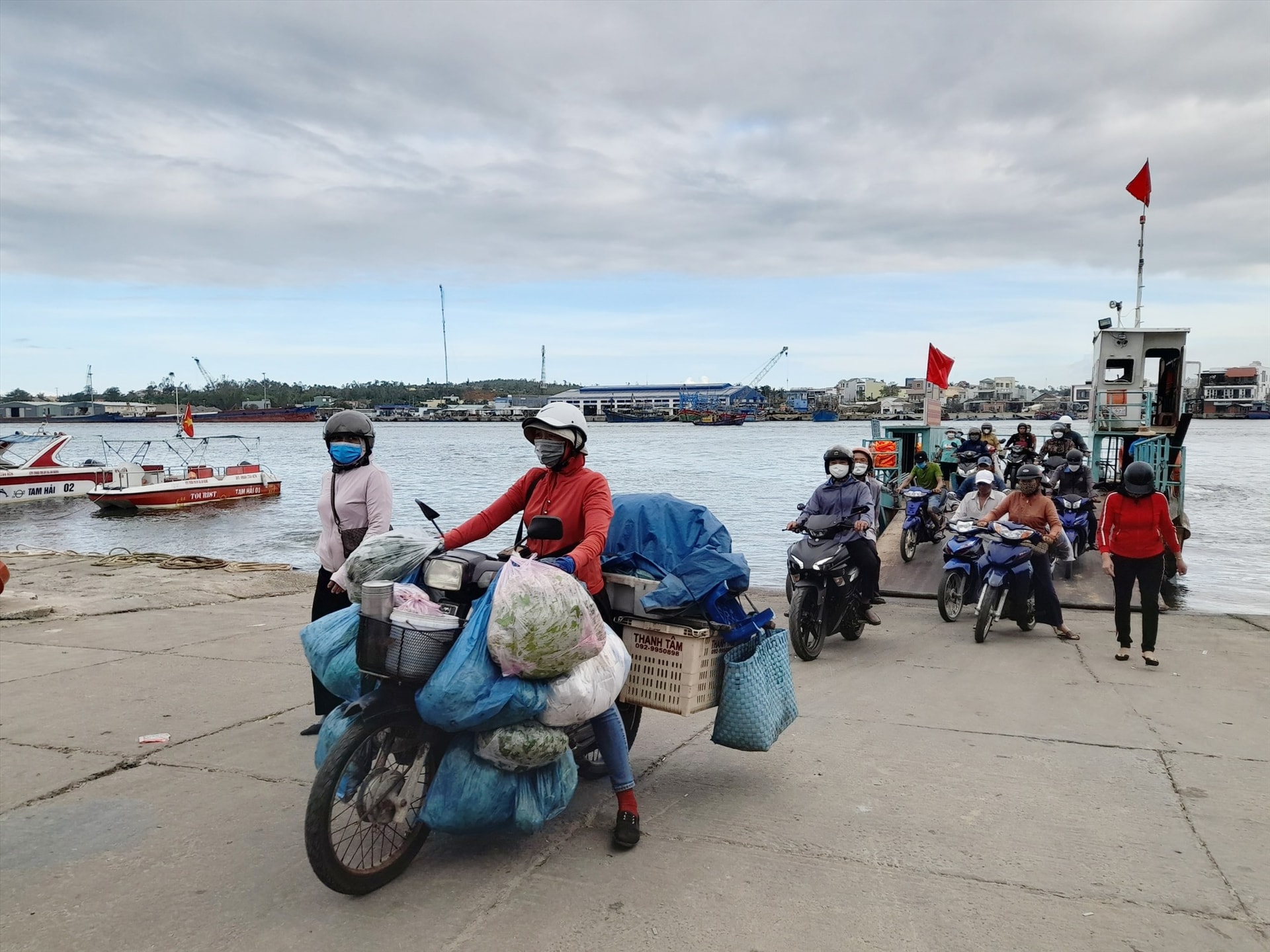 Kinh tế xã đảo Tam Hải chuyển biến tích cực theo hướng thương mại - dịch vụ. Trong ảnh: Bến phà Tam Quang - Tam Hải. Ảnh: H.QUANG