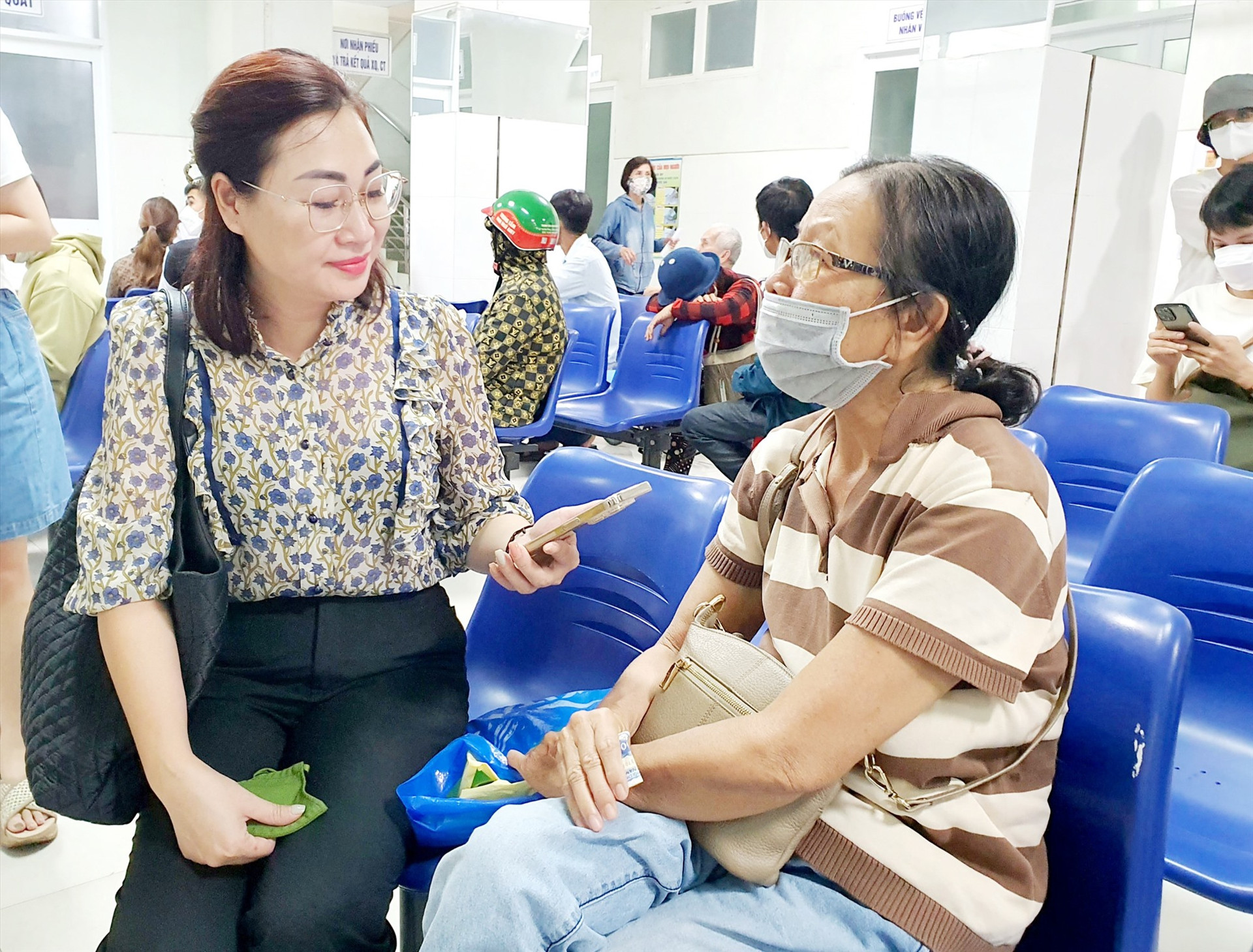 Nhà báo phỏng vấn người dân tại Bệnh viện Đa khoa tỉnh Quảng Nam. Ảnh: D.L