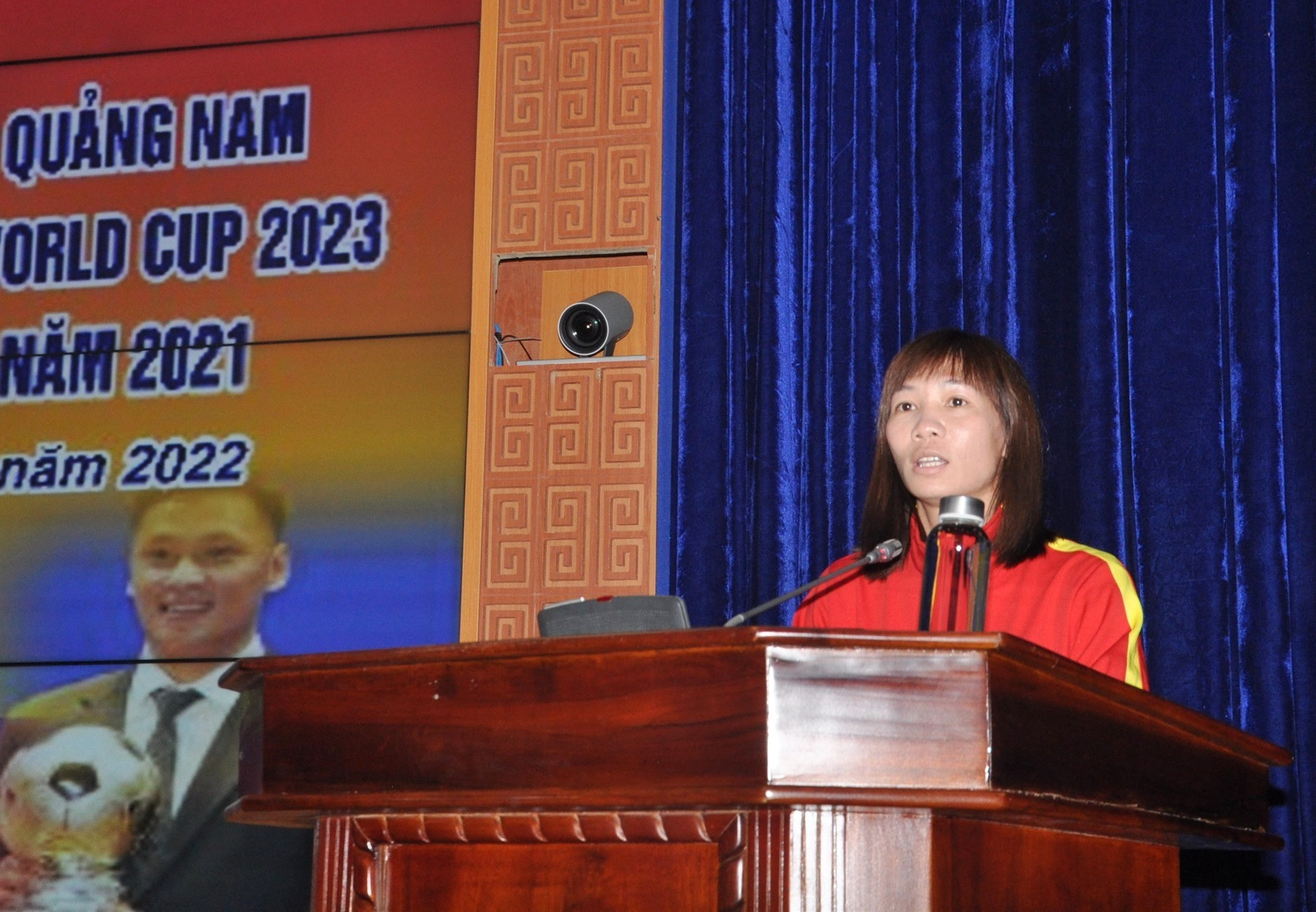 Trần Thị Thùy Trang phát biểu tại buổi lễ tuyên dương, khen thưởng các vận động viên người Quảng Nam thi đấu xuất sắc tại SEA Games do UBND tỉnh tổ chức năm 2022. Ảnh: A.S