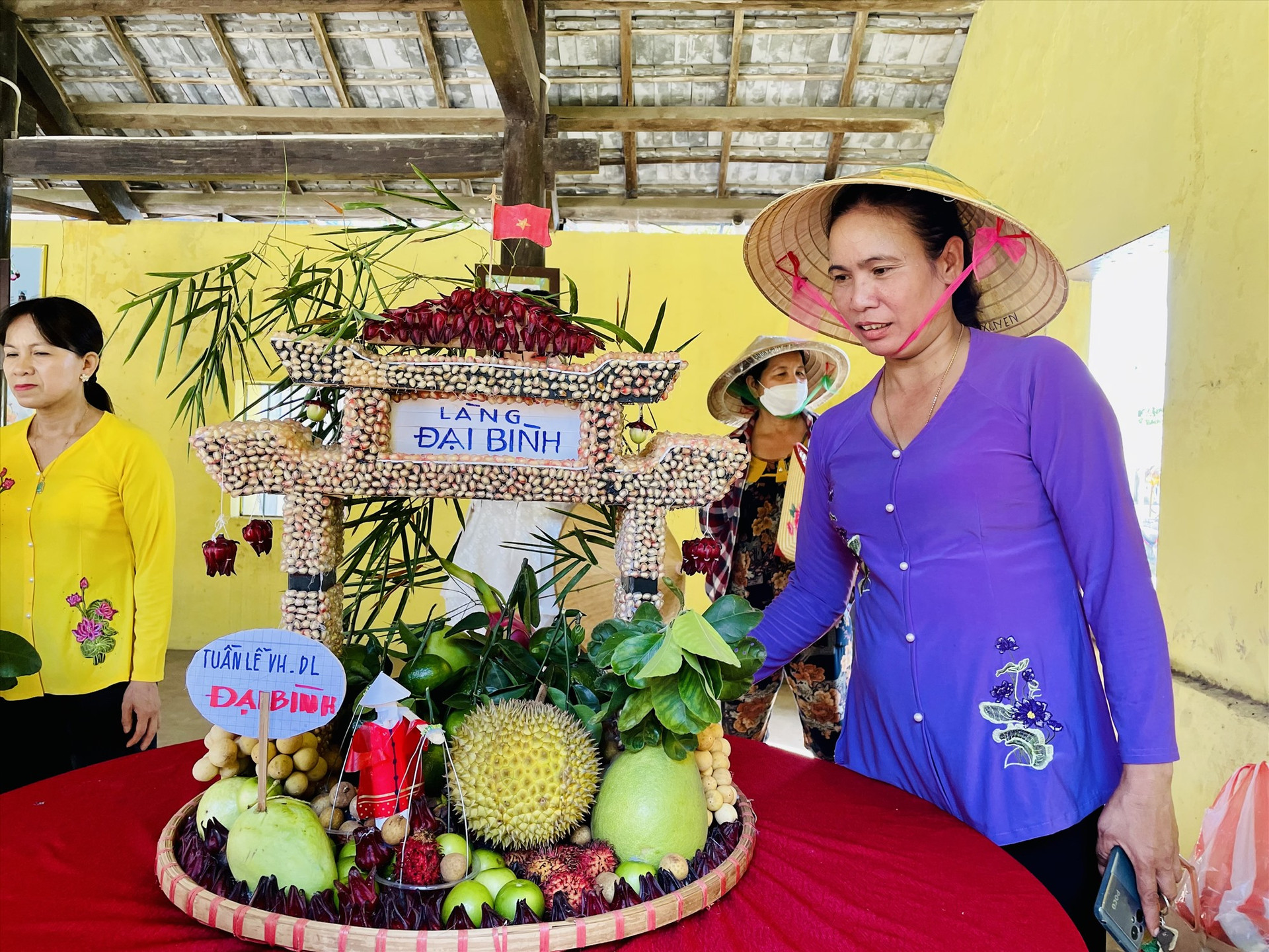 Hội LHPN thị trấn Trung Phước (Nông Sơn) tổ chức cuộc thi trưng bày trái cây nghệ thuật. Ảnh: MINH TÂM