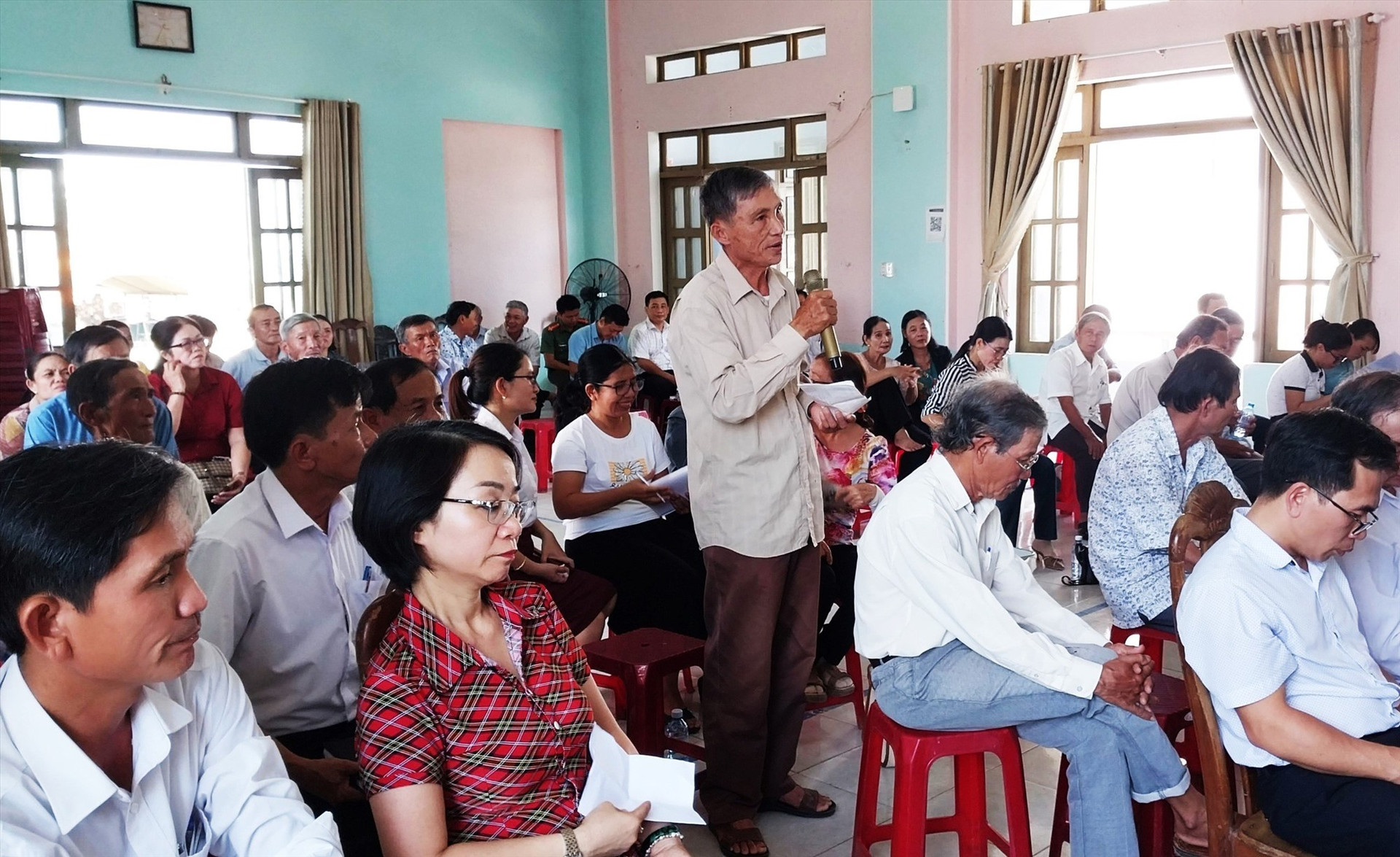 Cử tri Phú Ninh phát biểu tại cuộc tiếp xúc cử tri đại biểu HĐND tỉnh.