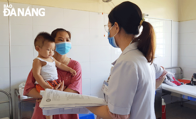 Đà Nẵng chi gần 70 tỷ đồng hỗ trợ nhân viên y tế. Trong ảnh: Nhân viên y tế đang thăm khám cho bệnh nhân tại Bệnh viện Phụ sản - Nhi. Ảnh: P.C