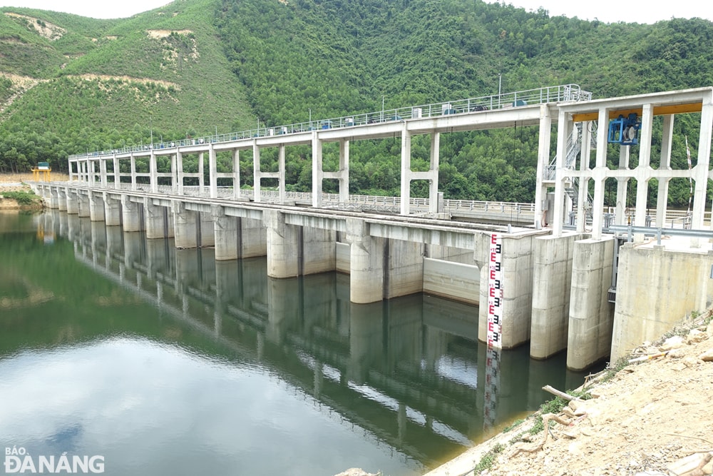 Dù kiệt nước do nắng nóng, mực nước tại thượng lưu đập dâng Nam Mỹ vẫn đang bảo đảm cấp nước bình thường cho Nhà máy nước Hòa Liên. 