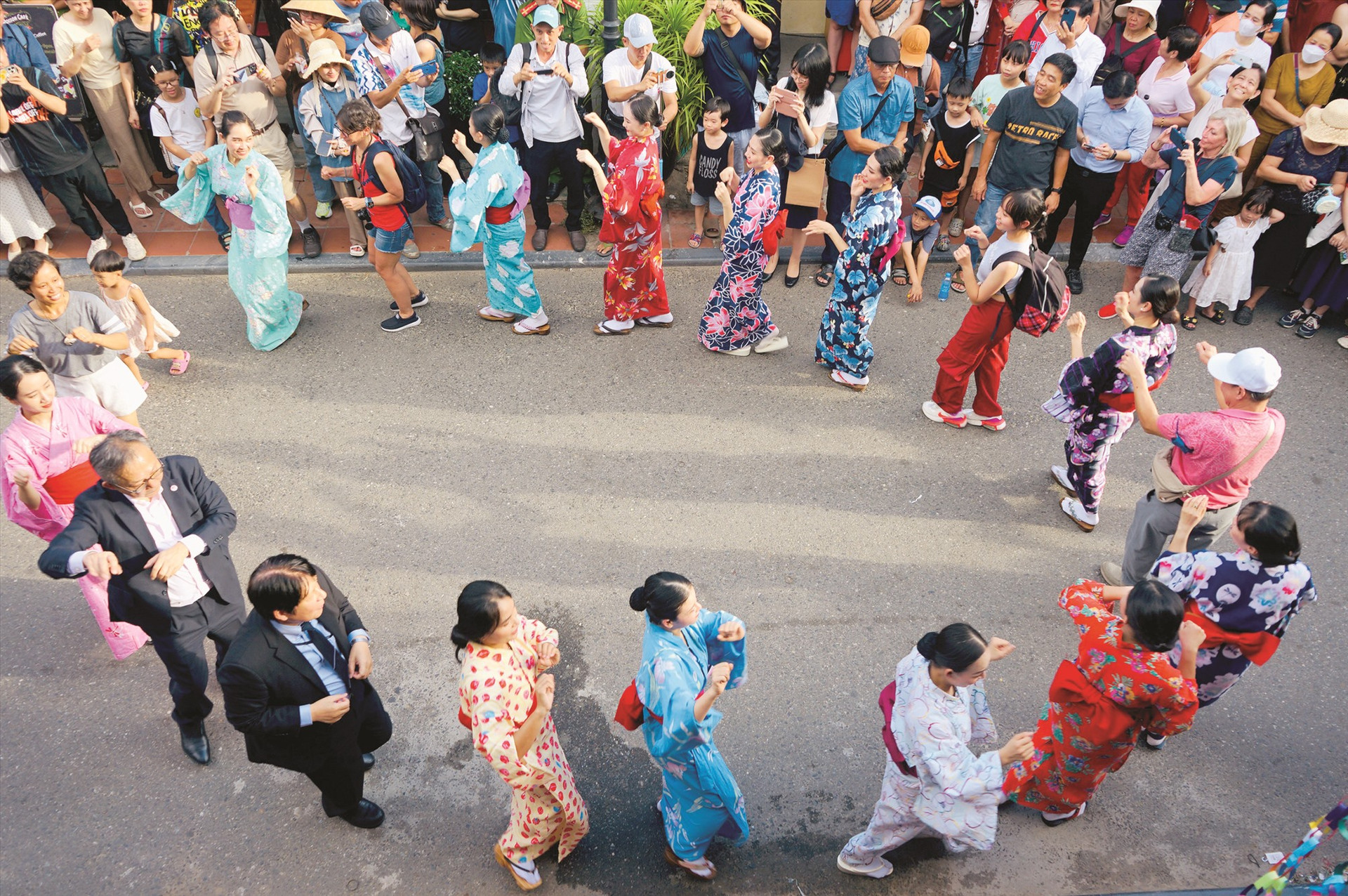 Mọi người cùng hòa nhịp nhảy điệu múa truyền thống của người Nhật trong hoạt động tái hiện đám cưới Công nữ Ngọc Hoa và thương nhân Araki Sotaro.
