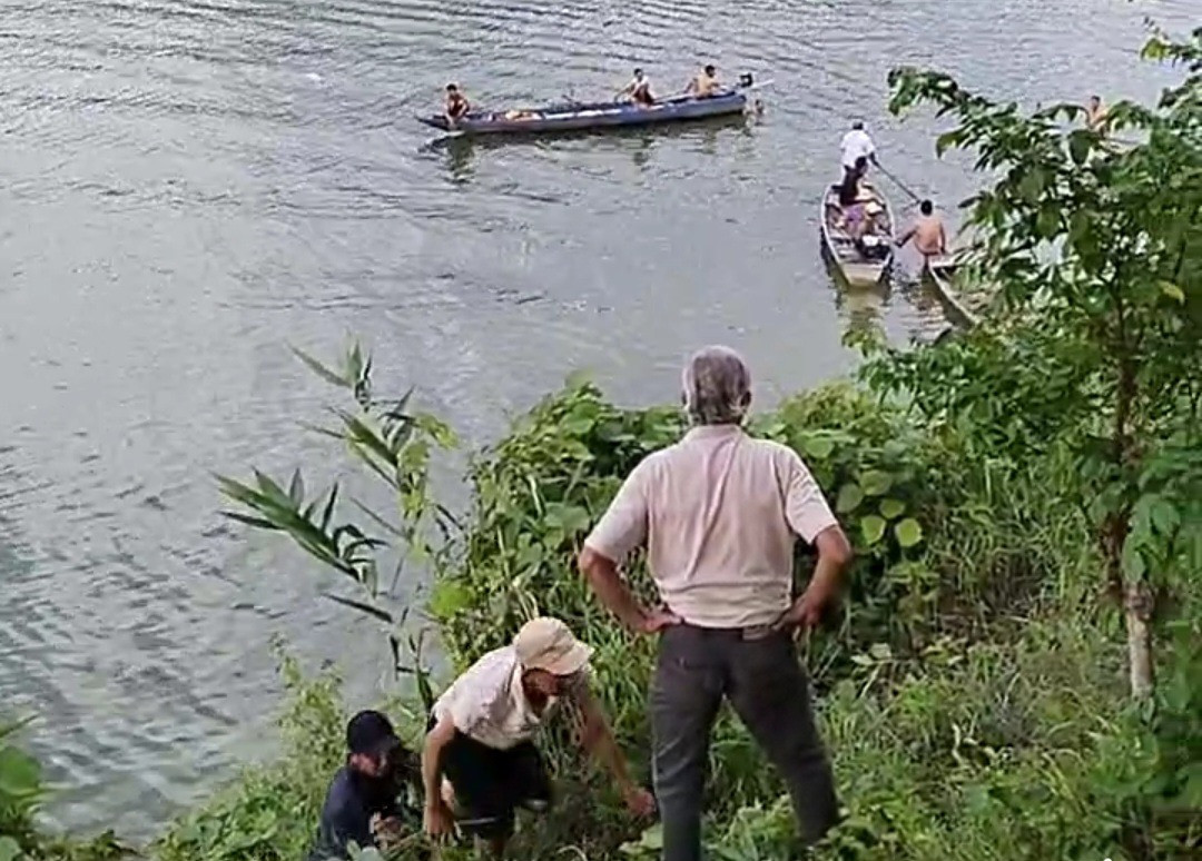 Hiện trường vụ lật ghe trên lòng hồ thuỷ điện sông Tranh 4  Ảnh chụp từ video của người dân.