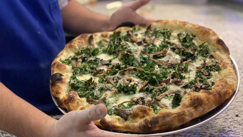 Tiệm bánh pizza lân cận Marmellata sử dụng sản phẩm của Inside Farm để chế biến một trong những món ăn phổ biến nhất: bánh pizza cải xoăn và nấm.