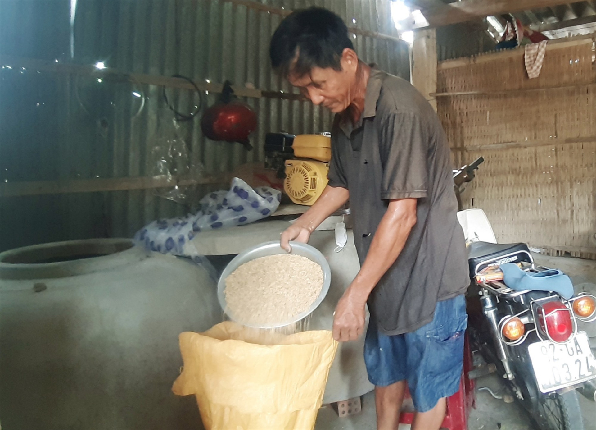 Hiện nay, lượng lúa dự trữ trong dân chỉ đủ xay làm gạo ăn, rất ít hộ có lúa bán ra thị trường. Ảnh: N.S