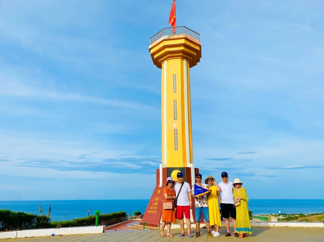 Cột cờ Thới Lới trên đảo Lý Sơn.