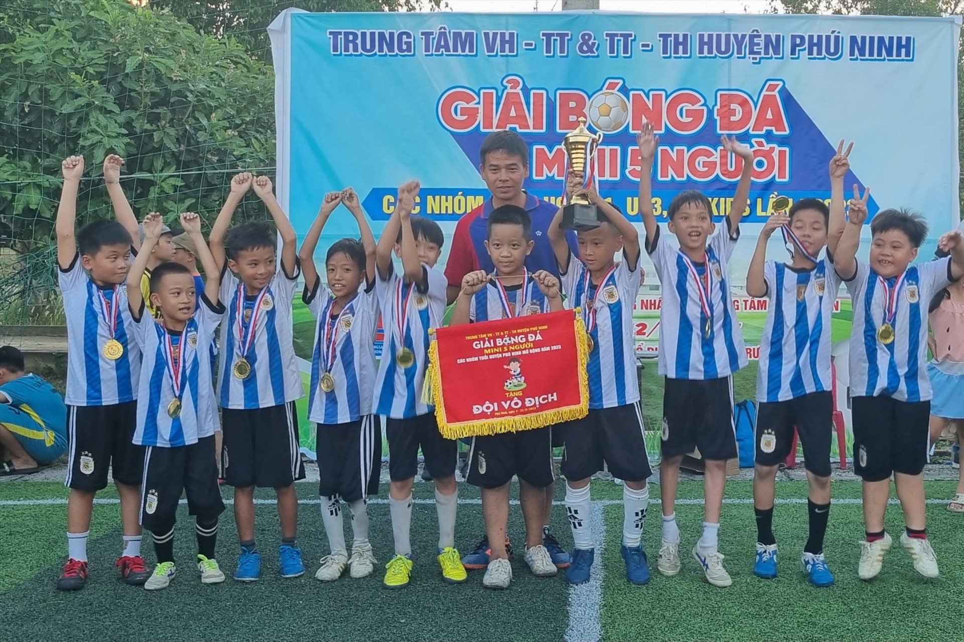 Niềm vui của đội Tam Phước khi đoạt chức vô địch nhóm tuổi U9. Ảnh: C.N