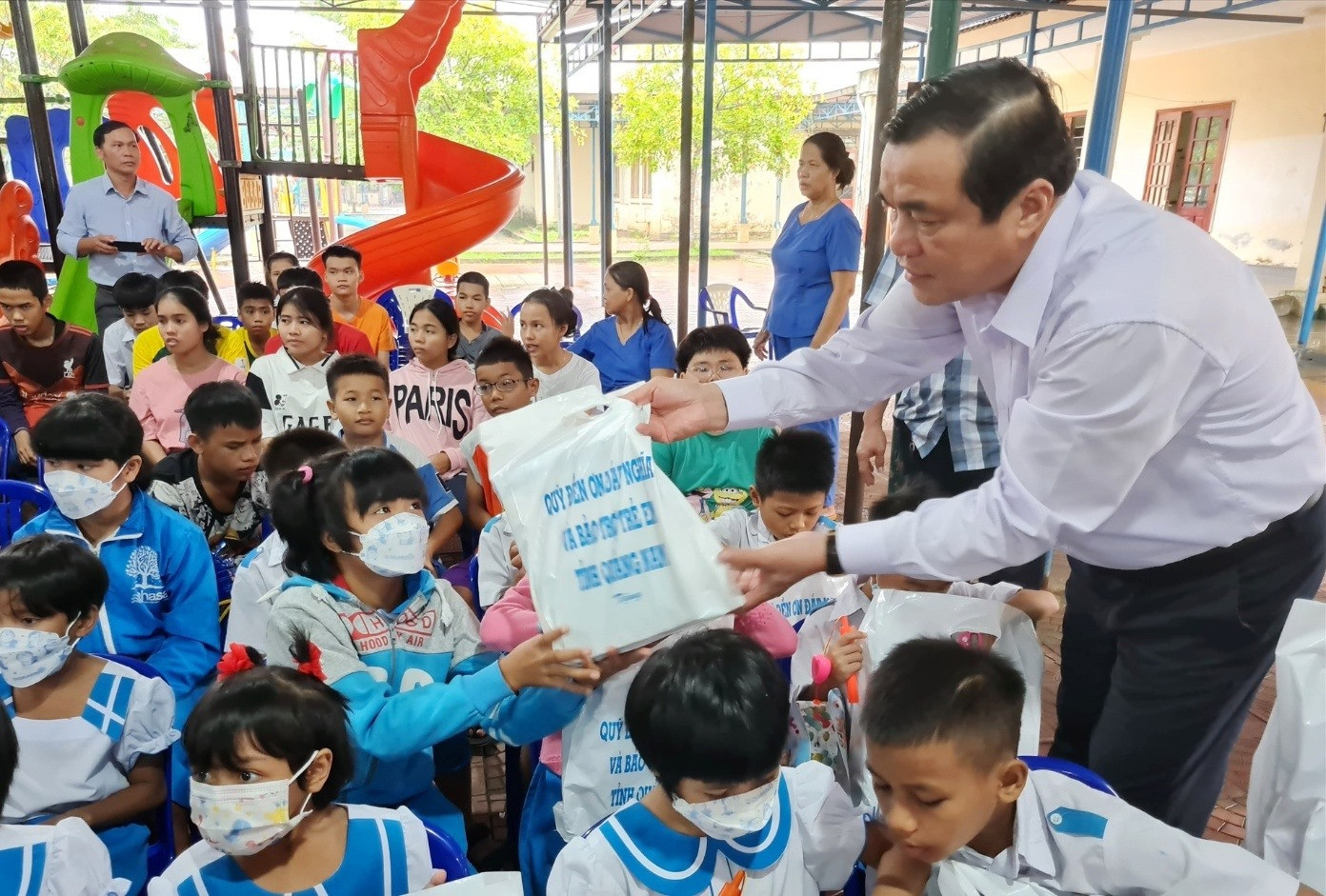 Đồng chí Phan Việt Cường- Ủy viên Trung ương Đảng, Bí thư Tỉnh ủy, Chủ tịch HĐND tỉnh thăm, tặng quà Tết Trung thu 2022 cho trẻ em Làng Hòa Bình.Ảnh:N.P