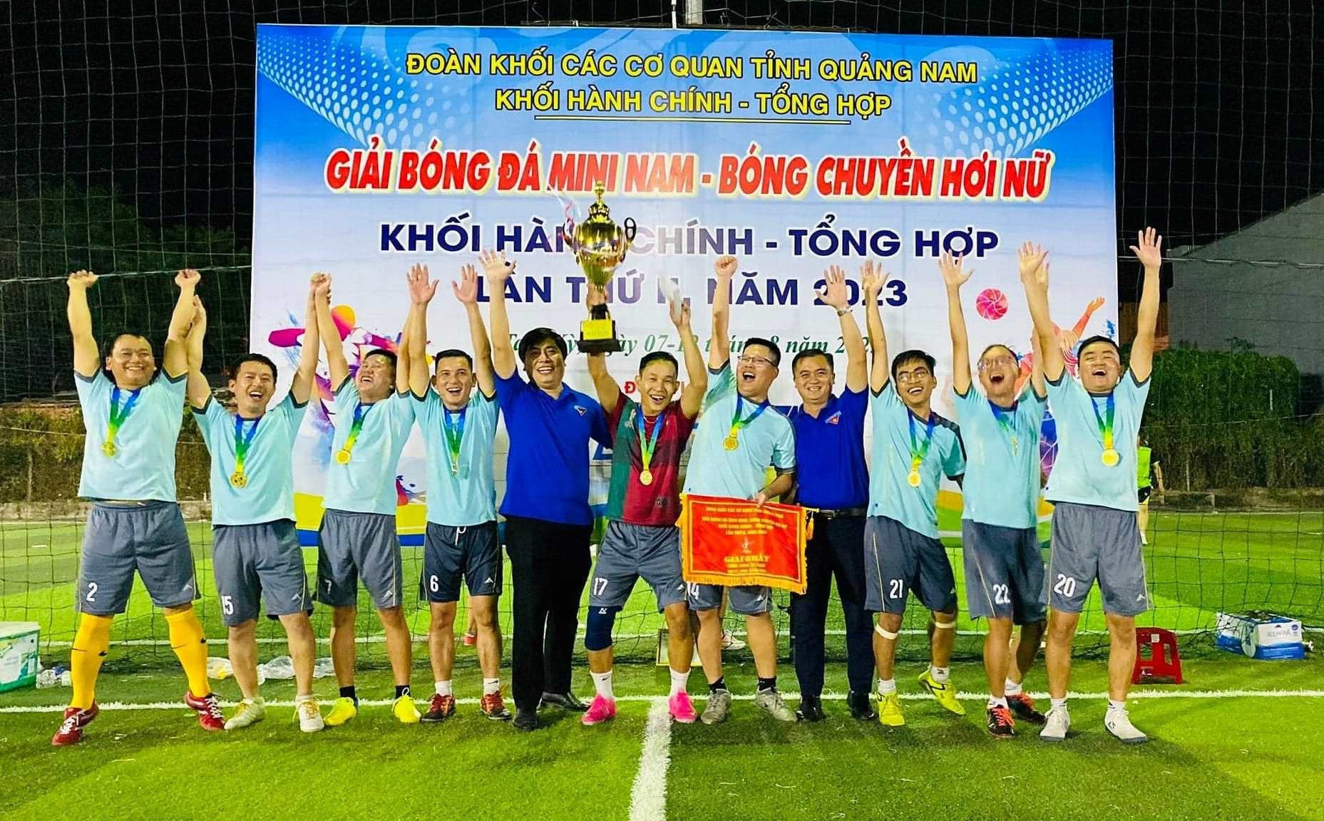 Trao cúp vô địch giải bóng đá nam cho Liên quân Sở Tài chính - Cục Thống kê - Cục Hải quan.
