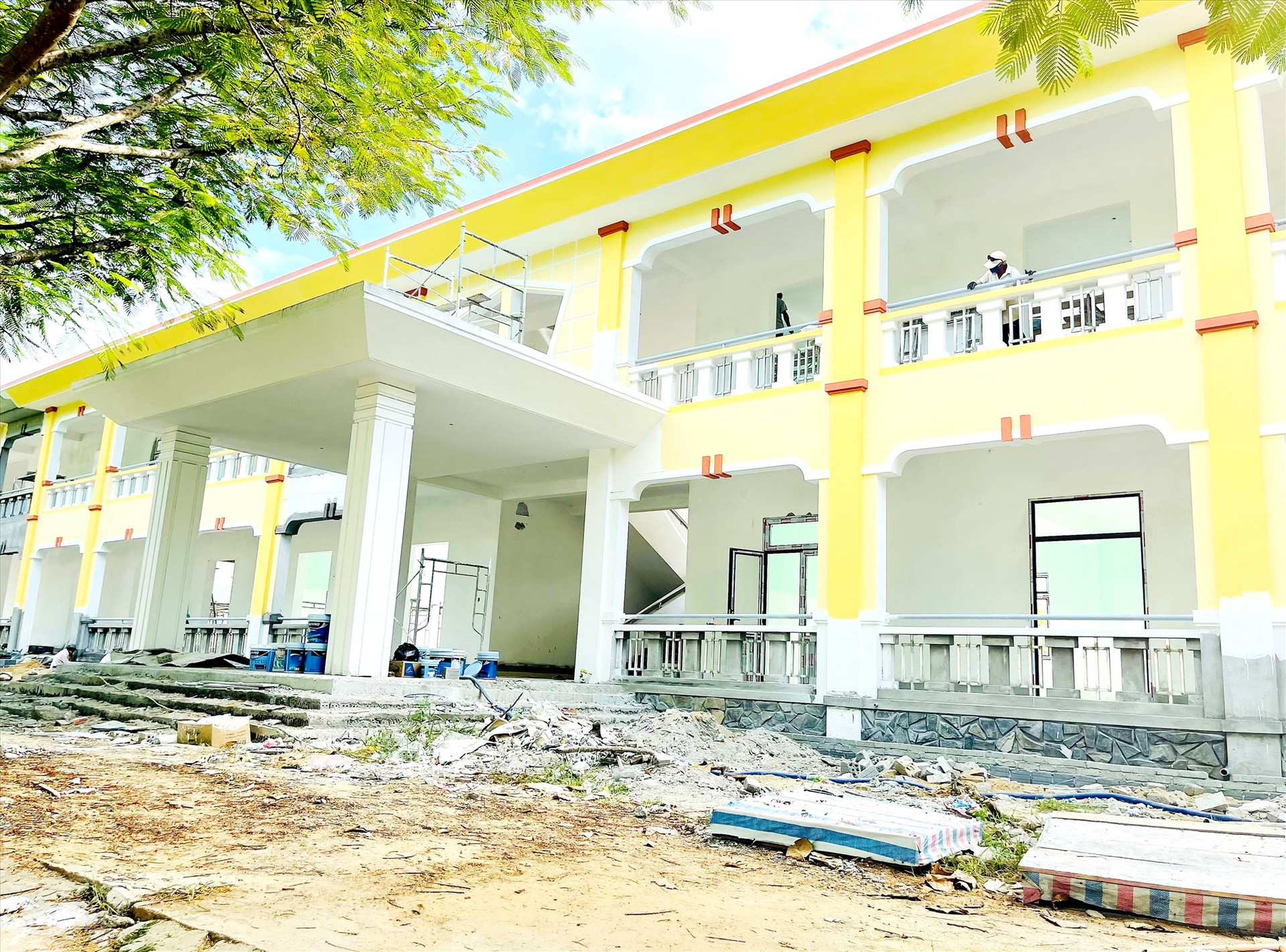Nhà thầu đang tập trung hoàn thiện công trình xây mới 10 phòng học với quy mô 2 tầng tại Trường THCS Trần Cao Vân (Nam Phước, Duy Xuyên). Ảnh: V.T