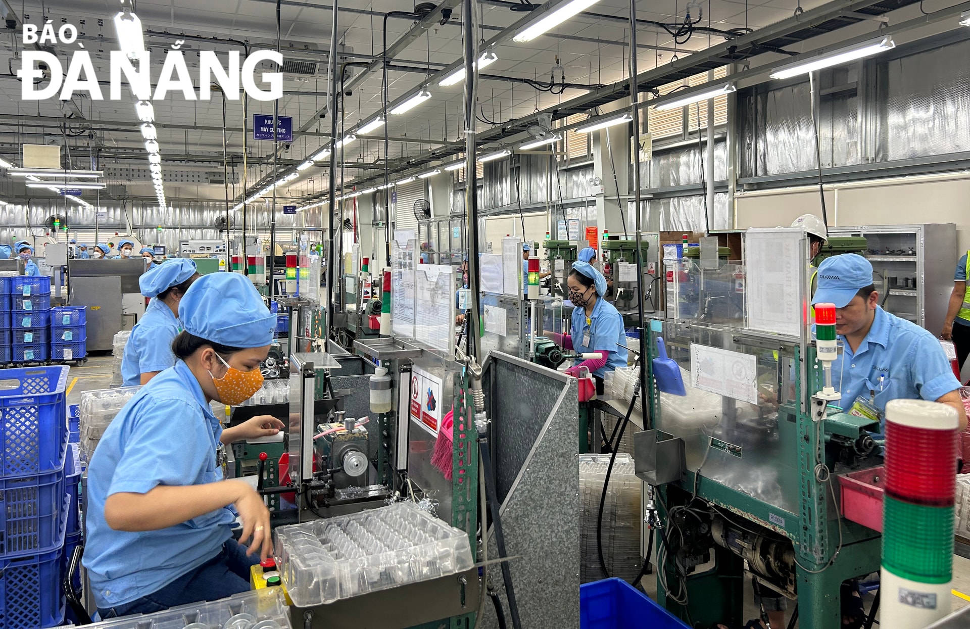 Giai đoạn 2021-2023, chỉ số giá trị sản xuất công nghiệp-xây dựng ước tăng 2,7%/năm. TRONG ẢNH:Công nhân sản xuất tại Công ty TNHH Daiwa Việt Nam (Khu công nghiệp Hòa Khánh, quận Liên Chiểu). Ảnh: M.Q