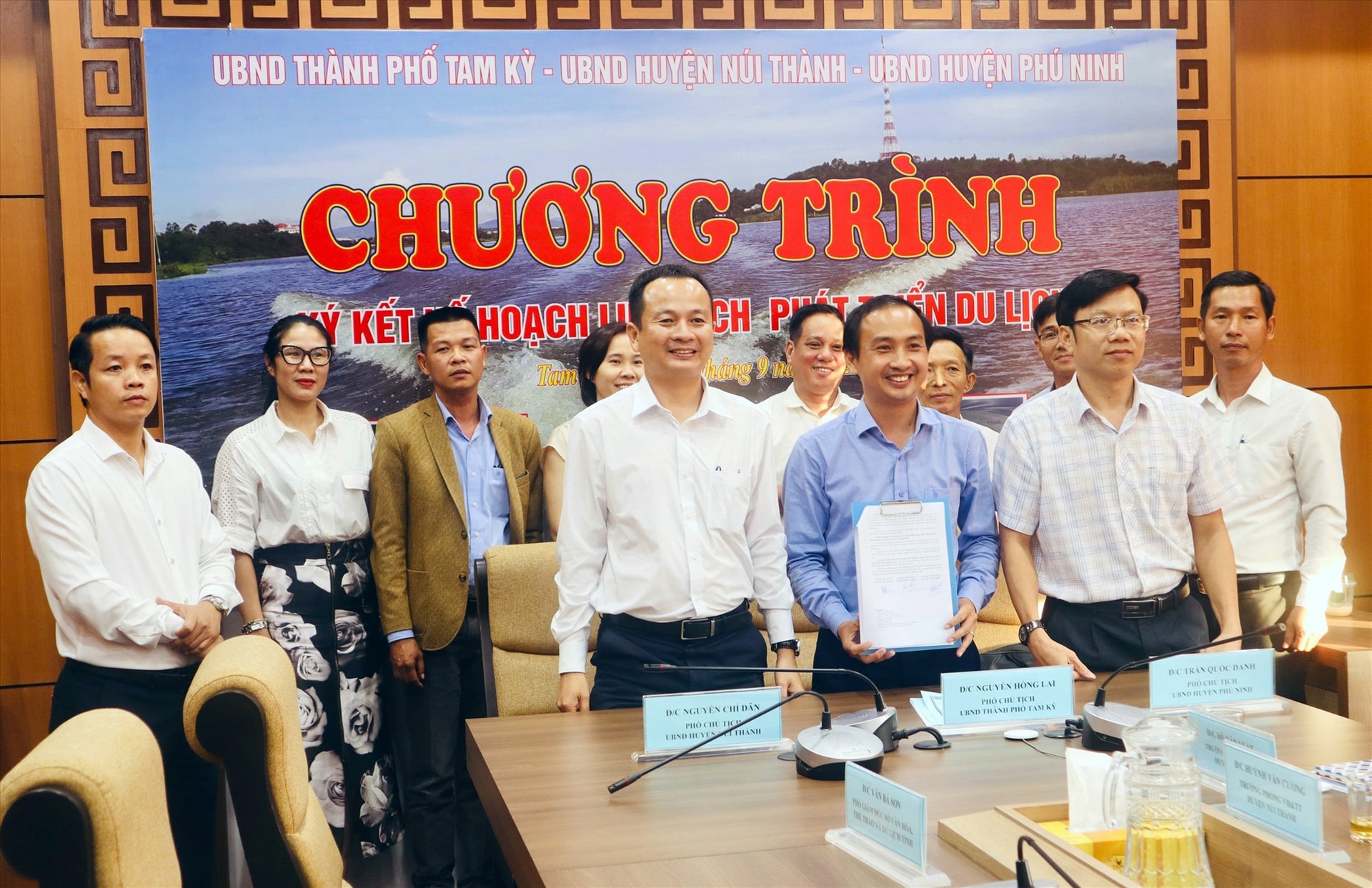 Đại diện lãnh đạo 3 địa phương Tam Kỳ - Núi Thành - Phú Ninh ký kết kế hoạch phát triển du lịch vùng phía nam của tỉnh. Ảnh: P.V