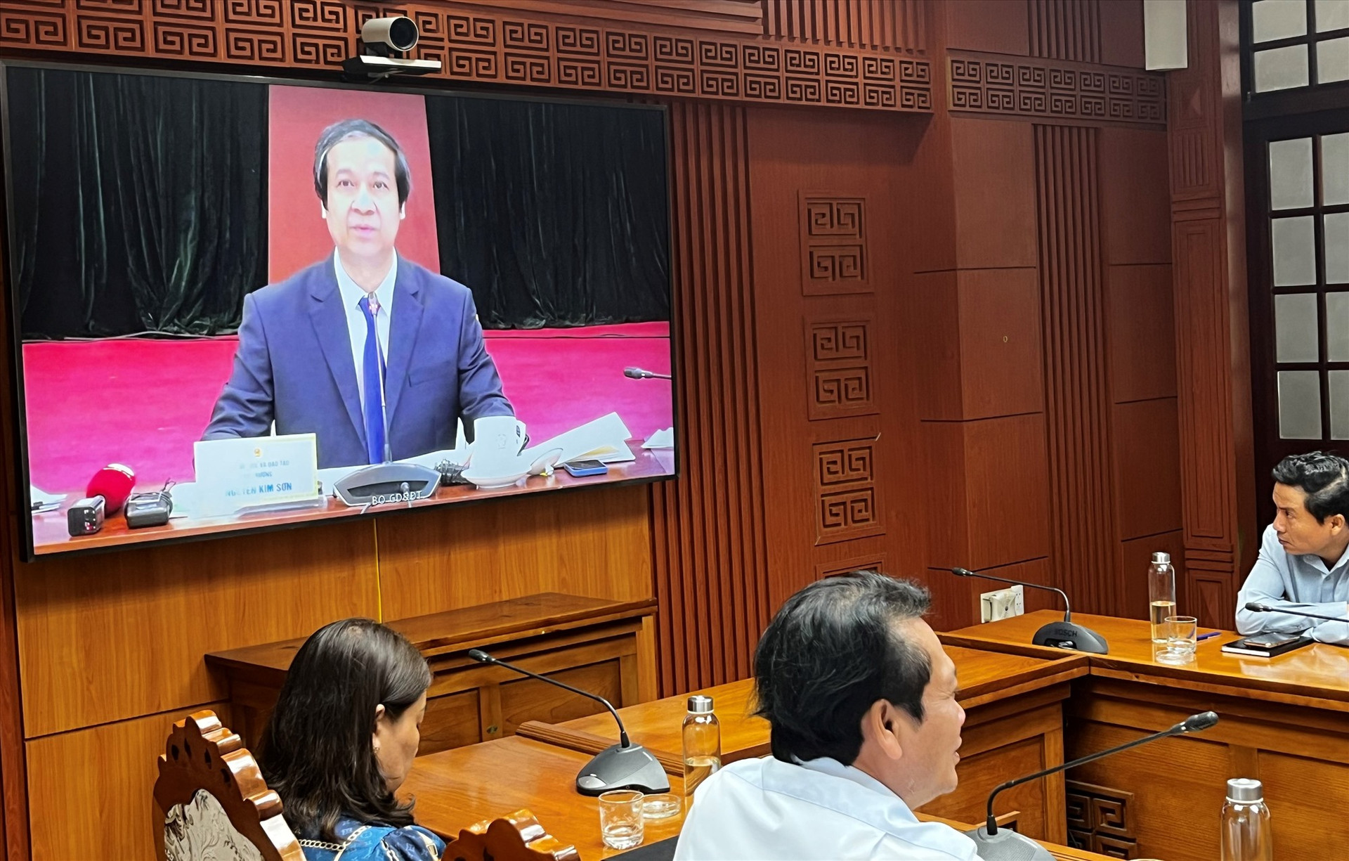 Bộ trưởng Bộ GD-ĐT Nguyễn Kim Sơn trả lời các kiến nghị. Ảnh: X.P