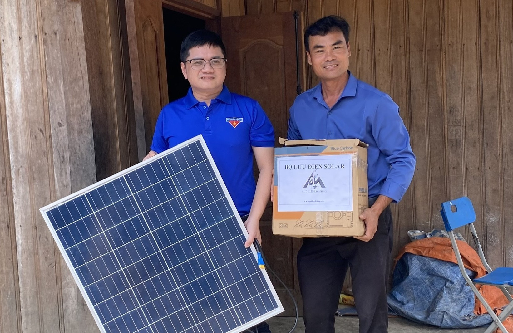 Hơn 20 bộ phát điện mini năng lượng mặt trời đã được trao tặng cho người dân Chà Val. Ảnh: V.L