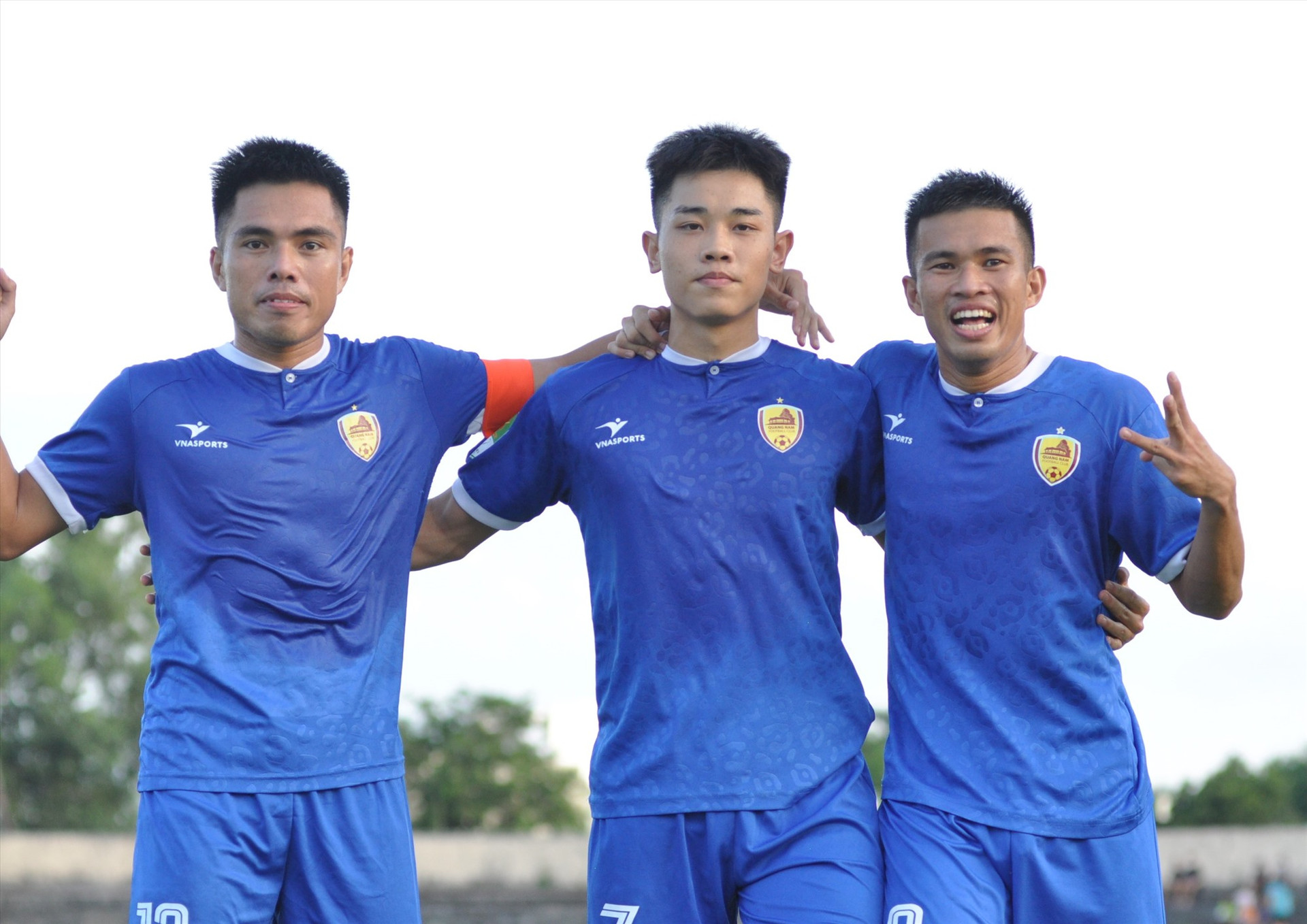 Đình Bắc (giữa) ghi 4 bàn thắng trong chiến thắng 7-1 của Quảng Nam trước Bình Thuận. Ảnh: A.S