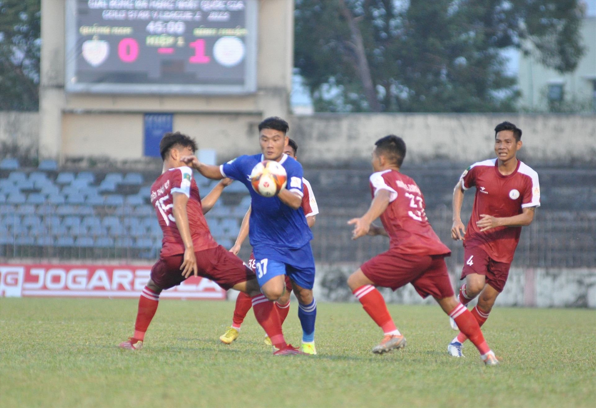 Trận đấu lượt về trên sân Bình Thuận còn dễ dàng hơn với các cầu thủ Quảng Nam (áo xanh) khi đối thủ bị thiếu người do tấm thẻ đỏ từ sớm. Ảnh: A.S