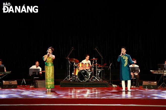 Các nghệ sĩ Nhà hát Trưng Vương biểu diễn tiết mục